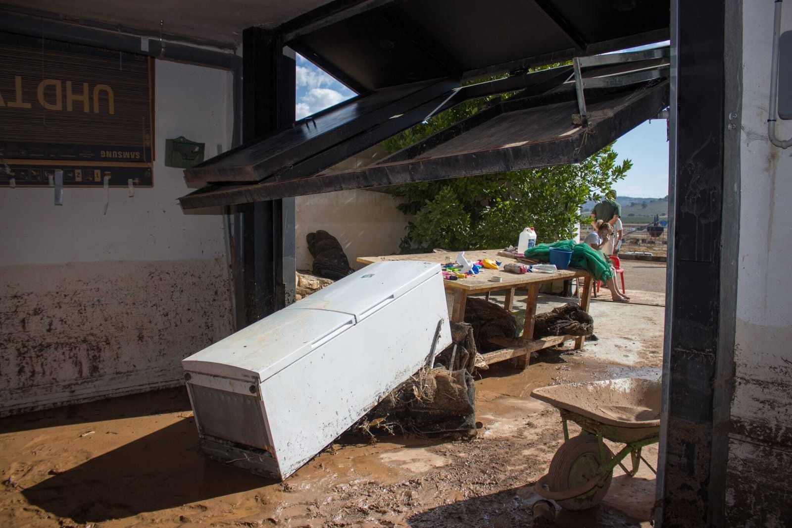 Fotos: la familia que tuvo que salir de su casa buceando por la tormenta en Granada