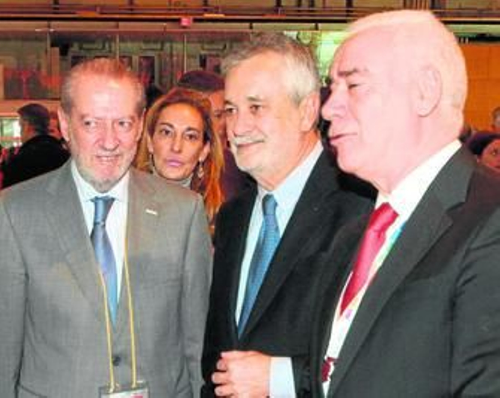 Griñán, acompañado por Fernando Rodríguez Villalobos y Luciano Alonso, ayer en la inauguración de Fitur.