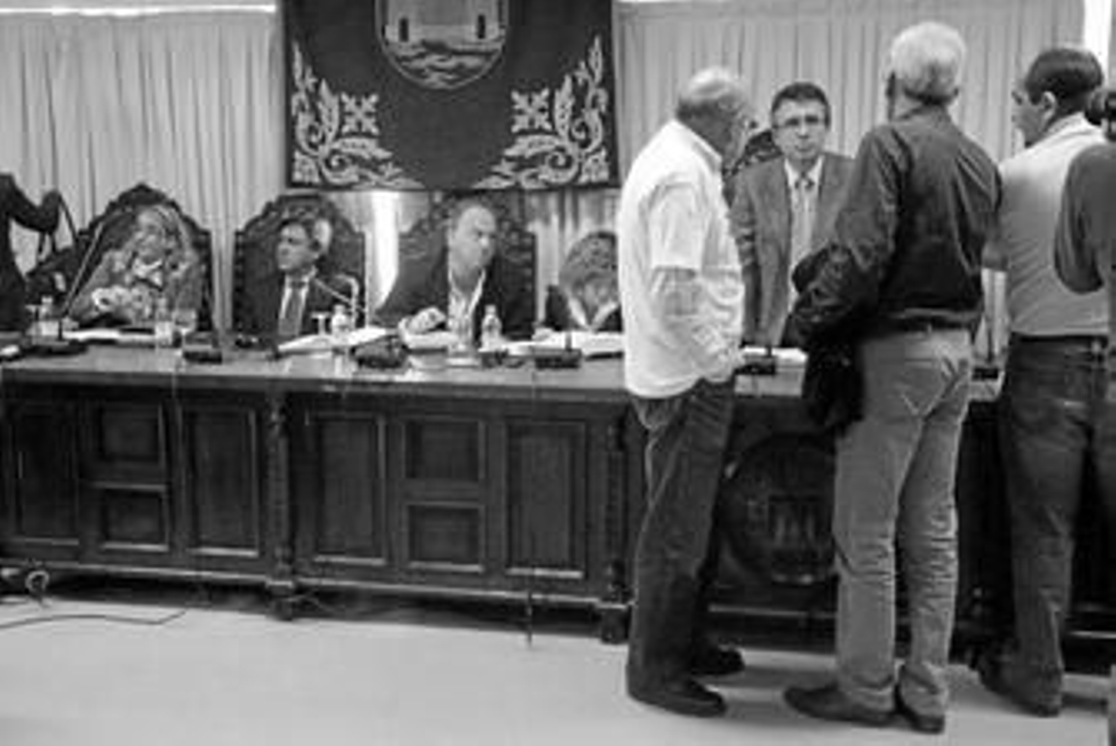 Los sindicalistas José Porras, Jesús González y Sebastián Pérez, con el alcalde ayer antes del pleno.