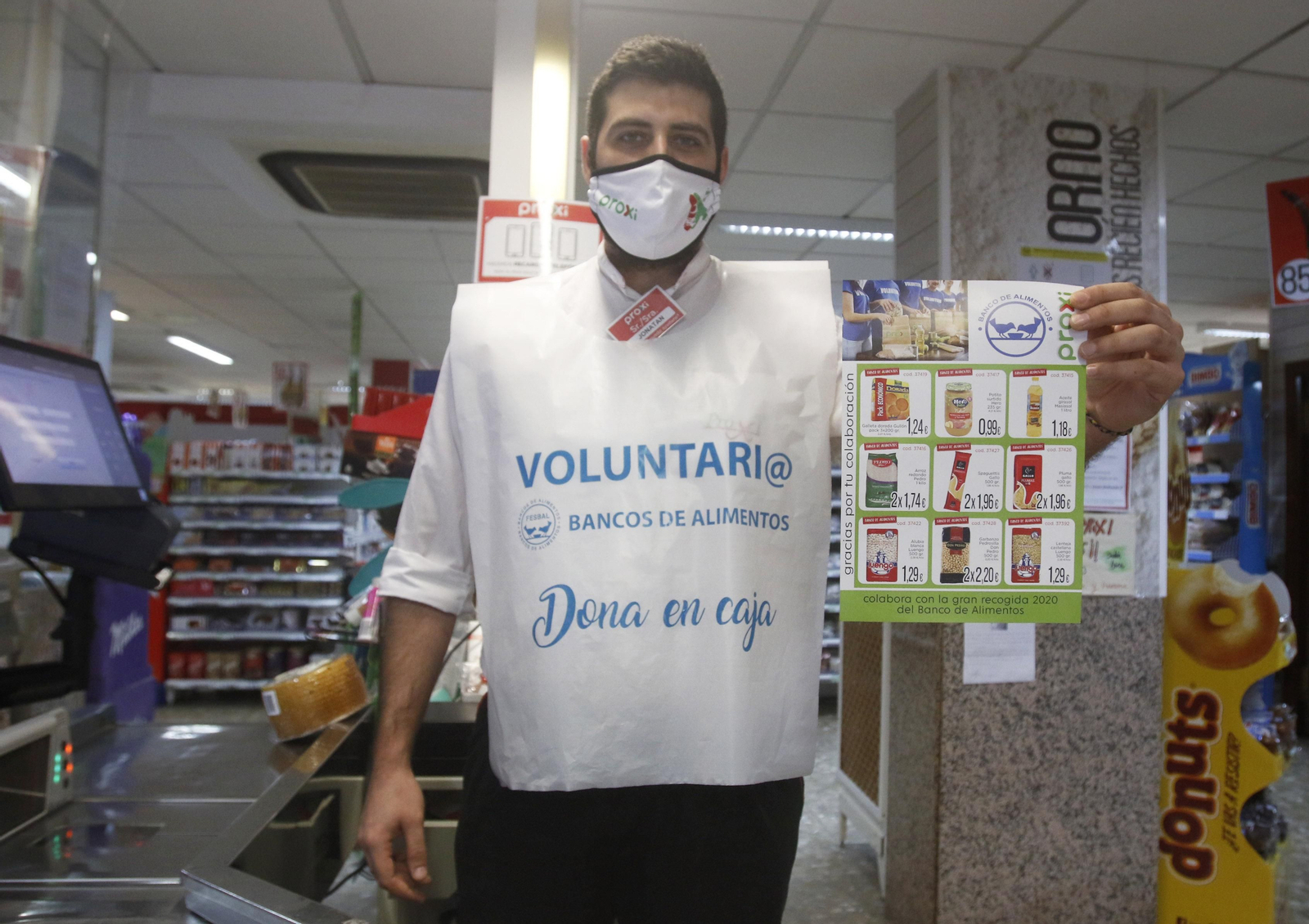 Un voluntario muestra los códigos y equivalencias para donar en la campaña de 2020.