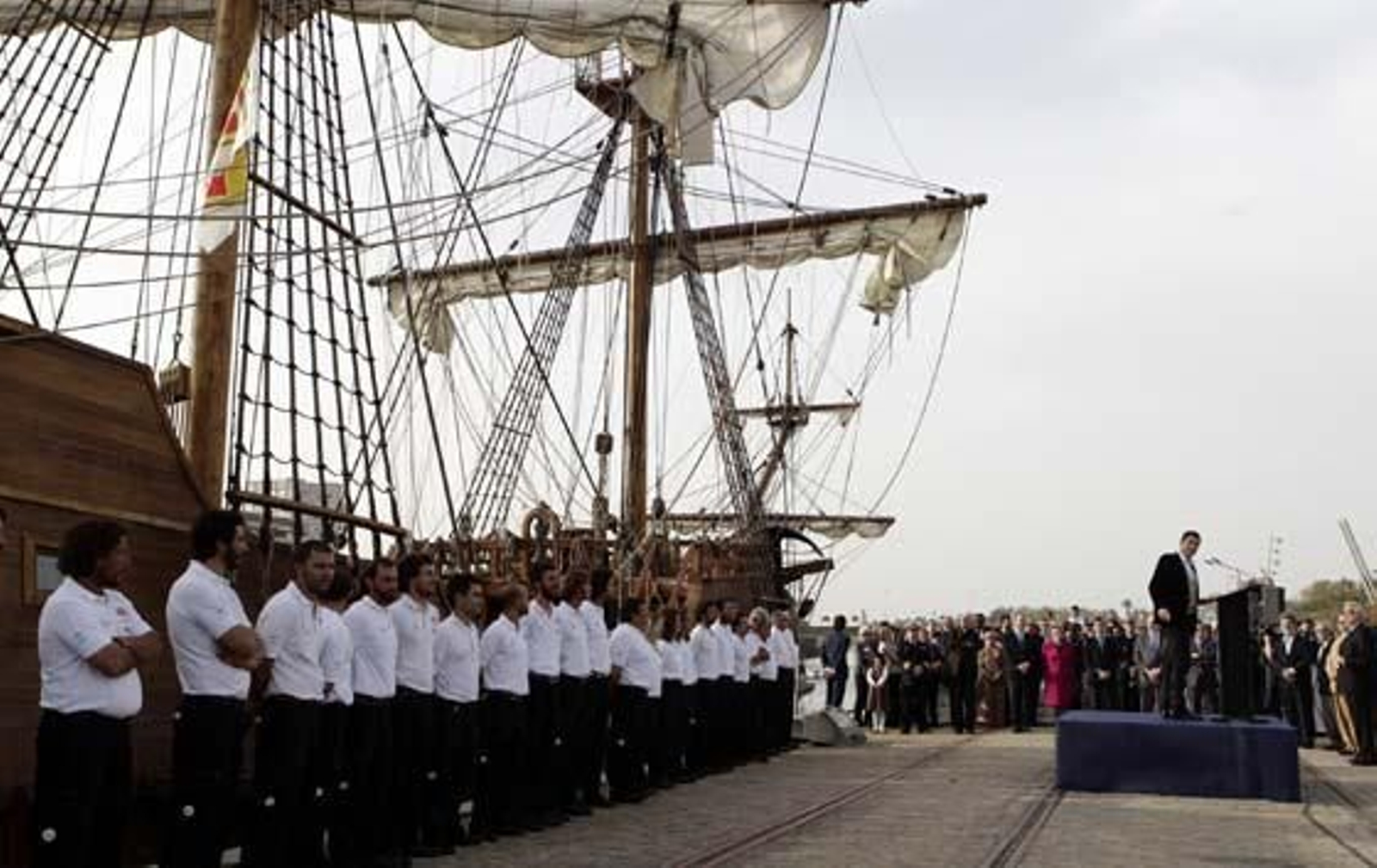 Momento de la intervención del periodista Rafael Cremades, con la tripulación de la nave a su espalda.

Foto: Antonio Pizarro