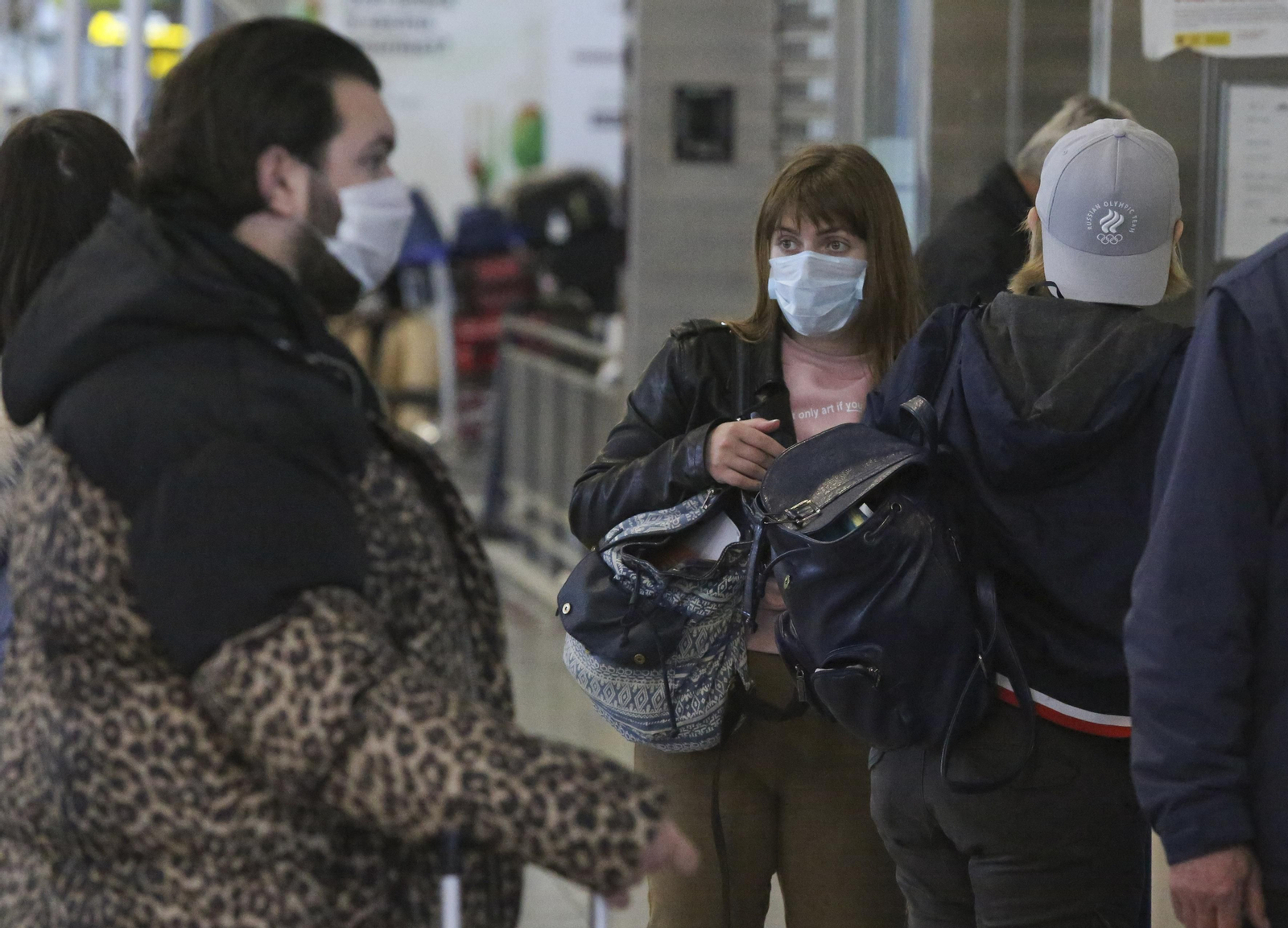 La cuarentena del coronavirus no frena el tráfico de pasajeros en el aeropuerto de Málaga, en fotos