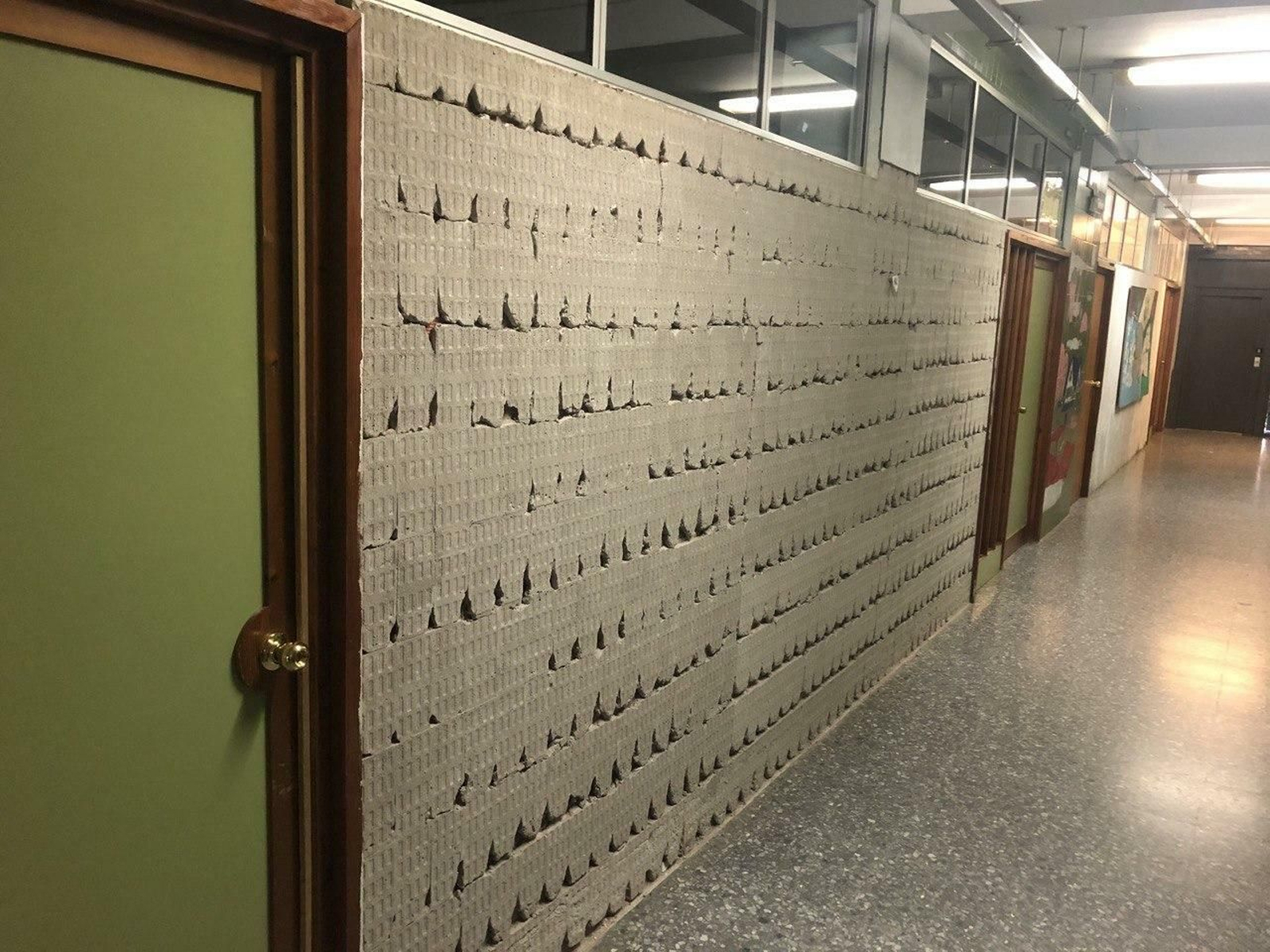 Una de las paredes de azulejos que se ha desprendido en el IES Tartessos