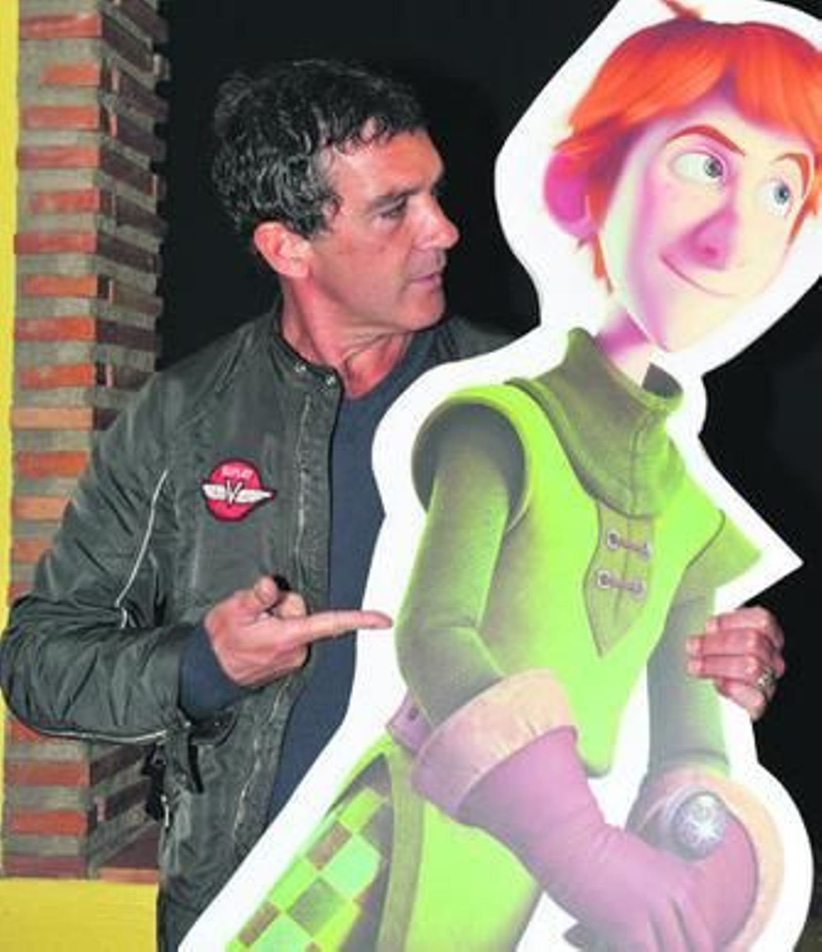 Banderas ayer, en Granada, junto a un Justin de cartón.