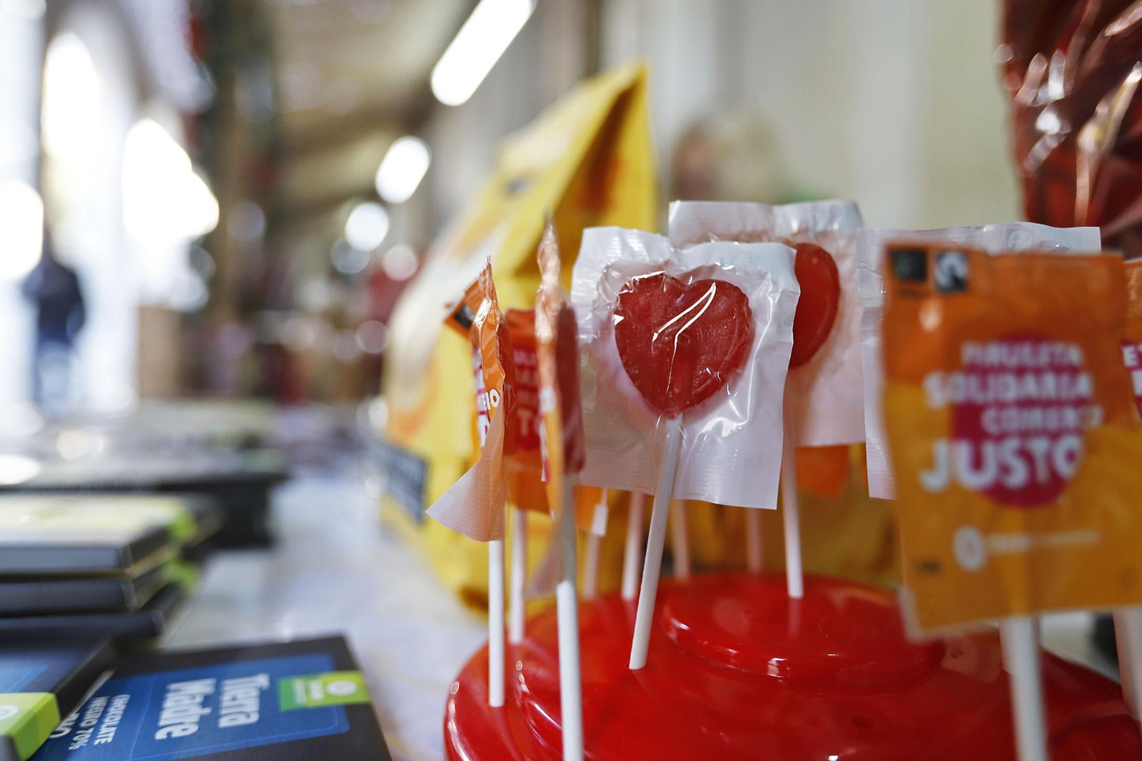 Imágenes del Mercadillo Solidario Navideño en la Diputación de Huelva