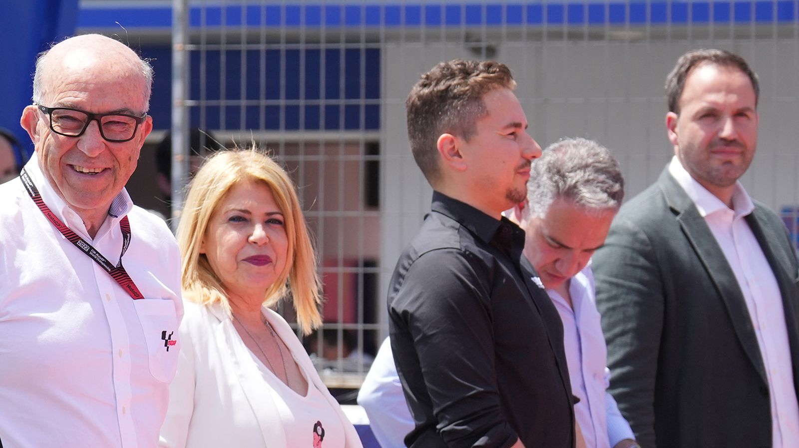 Mamen Sánchez, junto a Carmelo Ezpeleta y Jorge Lorenzo.