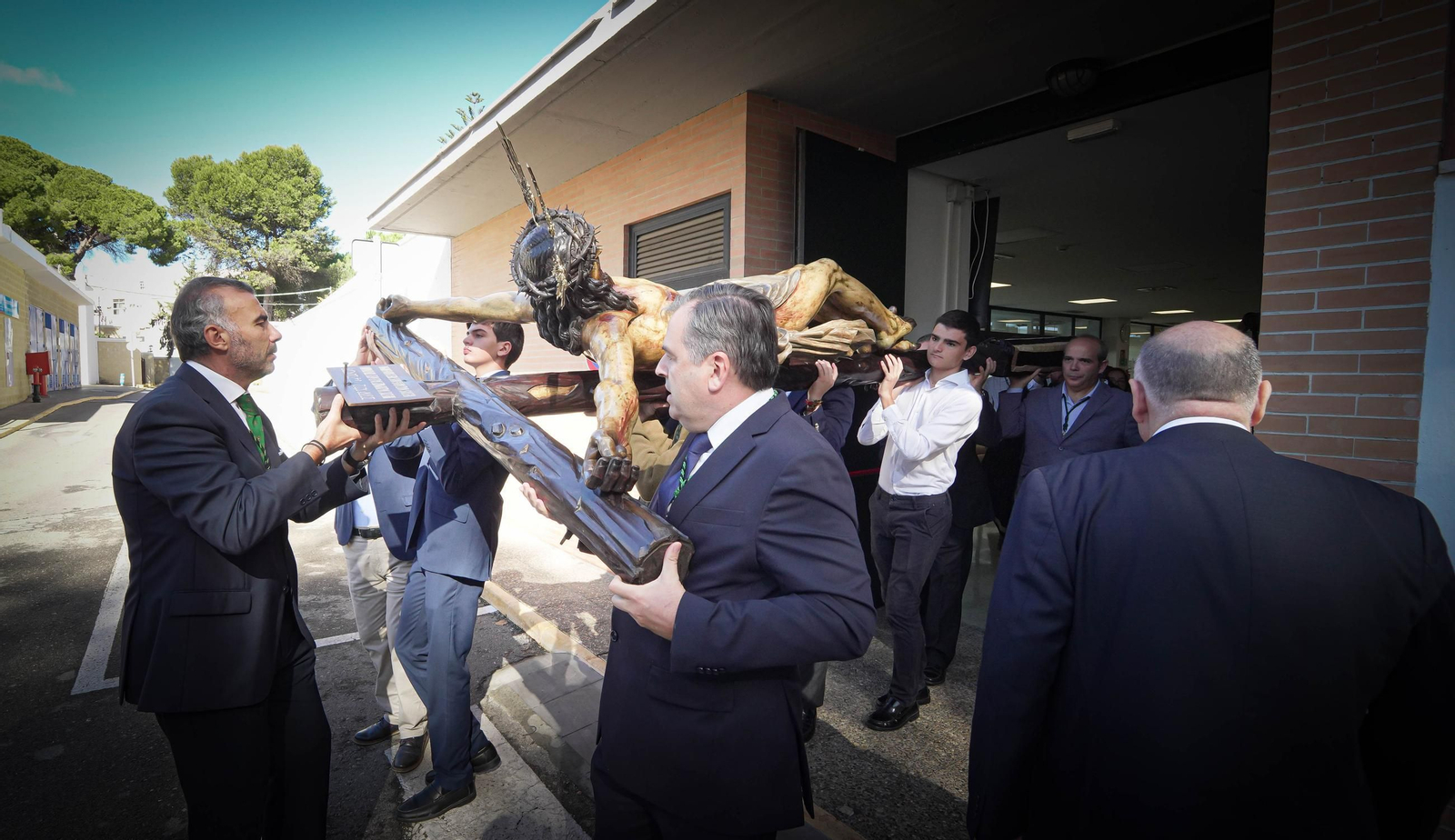 Imágenes del Cristo de la Esperanza con los ancianos del San Juan Grande en Jerez