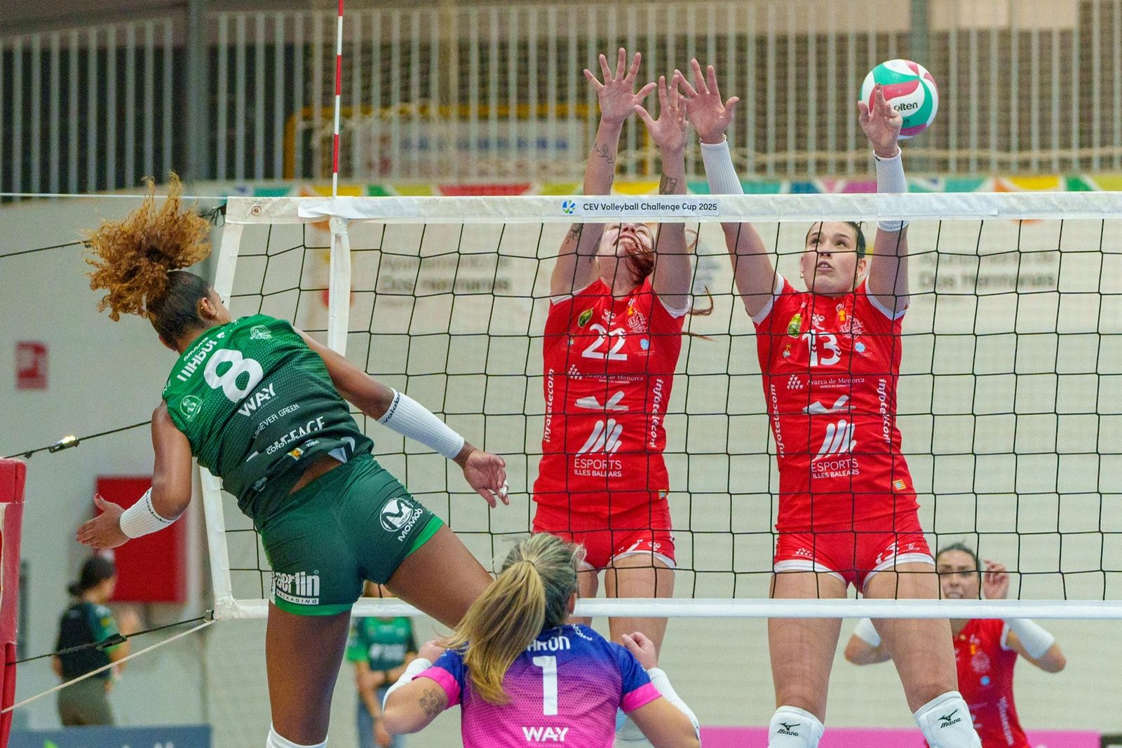 Magui Frías supera el bloque del Avarca de Menorca.