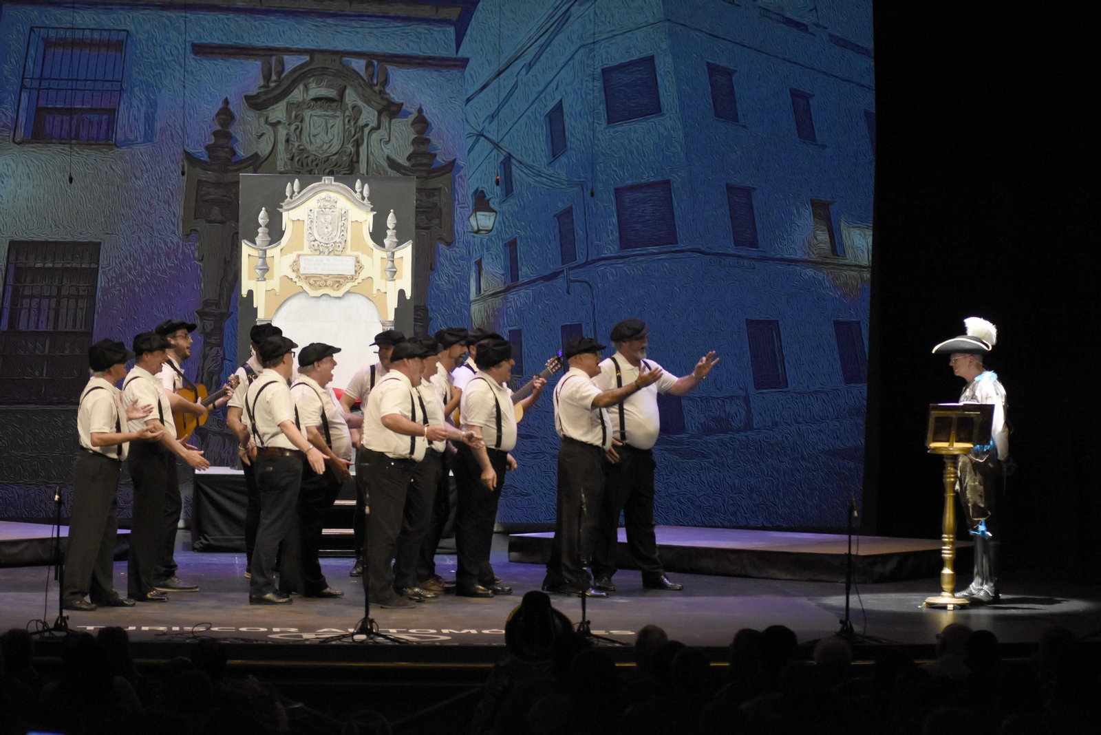 Los Jumeras interpretan un tema frente al pregonero del Carnaval de Córdoba 2019, Miguel Amate.