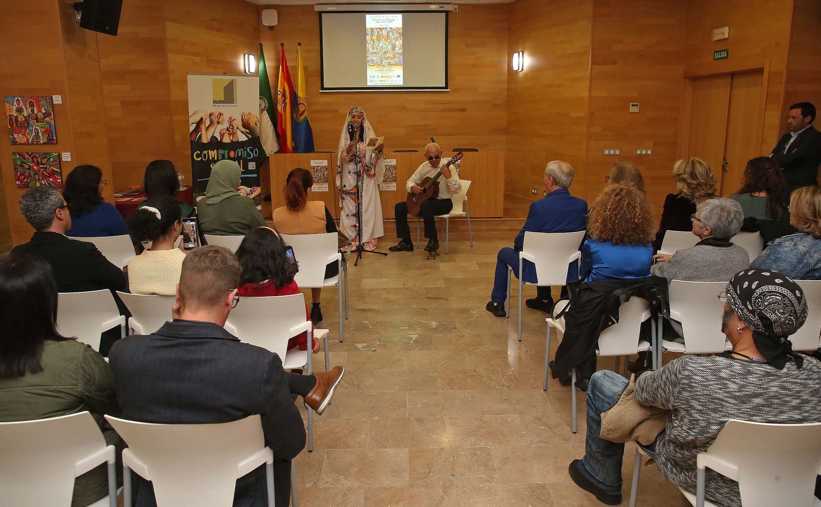 Fotos de la exposición de Zahira Tigtate en Algeciras