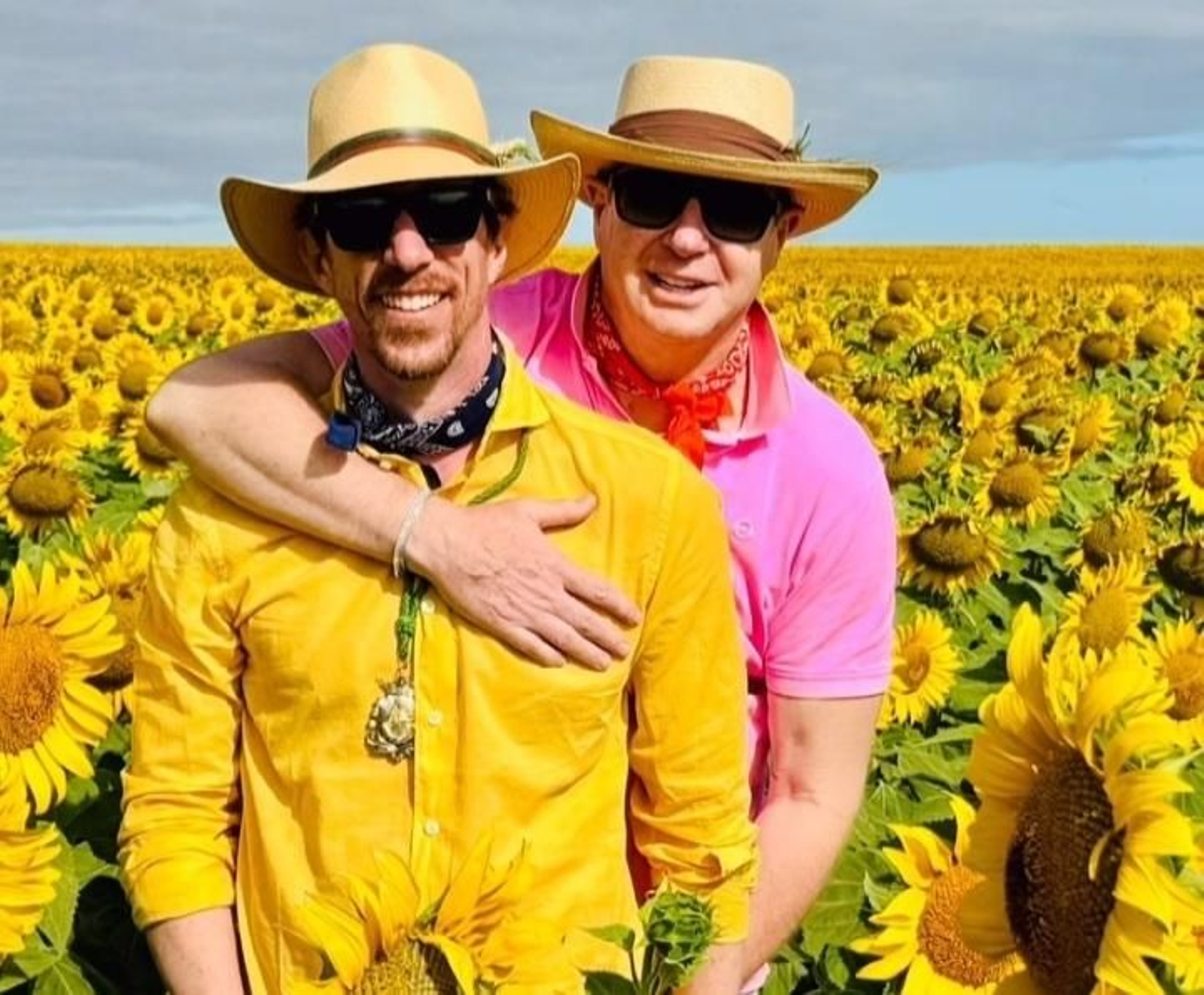 Jorge Cadaval y su marido, Ken Appledorn en un rengue junto a un campo de girasoles