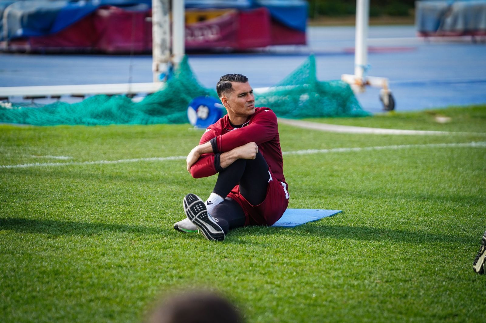 Andrés realiza estiramientos en una sesión preparatoria