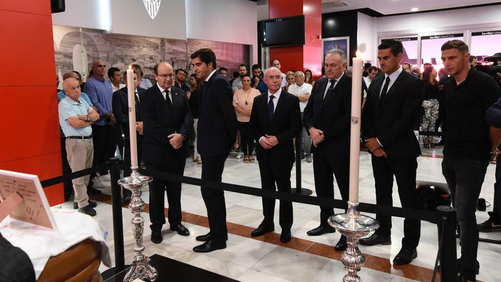 Castro dialoga con Ángel Haro, acompañado por Lorenzo Serra Ferrer, Rafael Gordillo, Juanito y Joaquín.