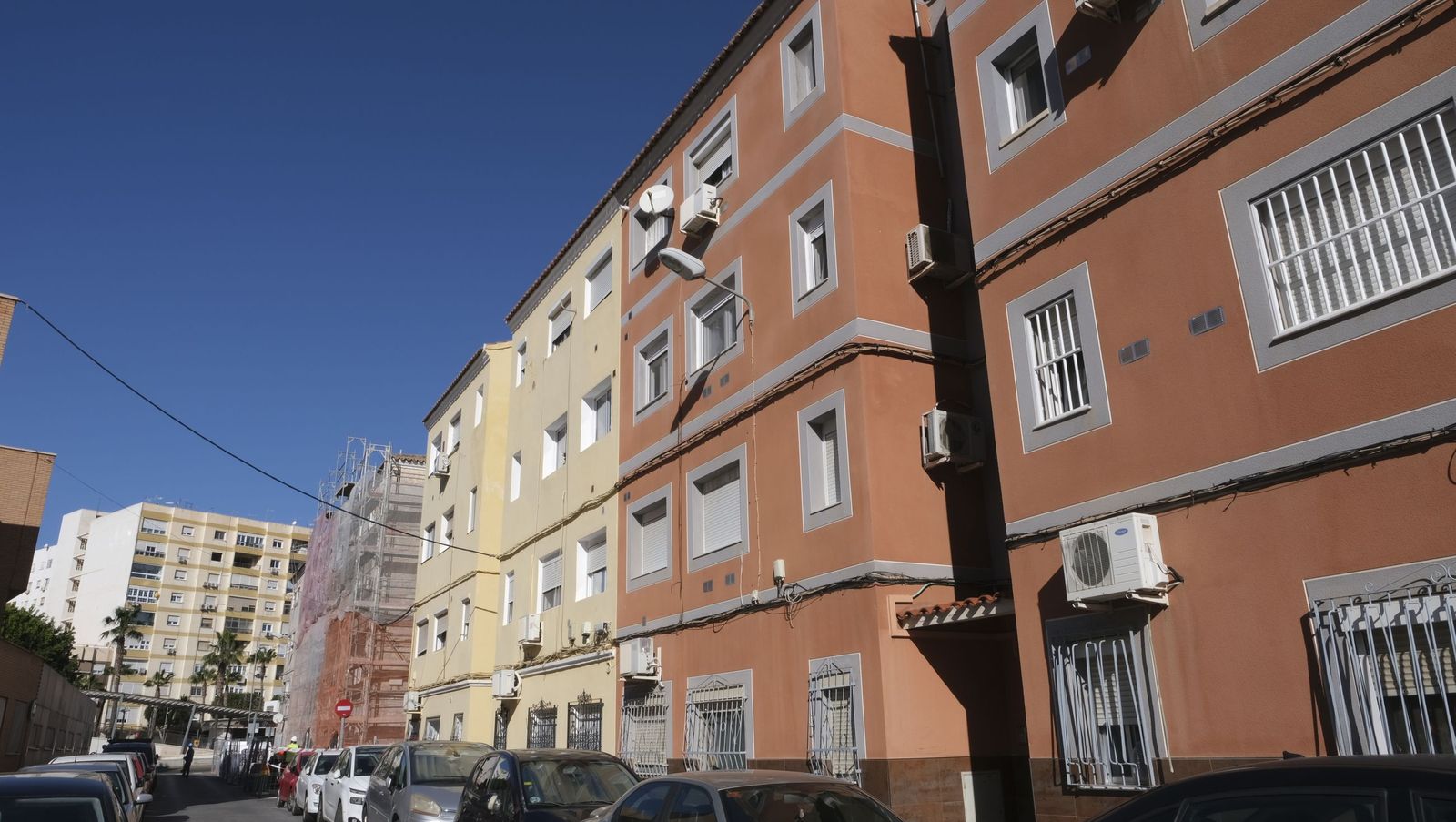 La rehabilitación de los edificios del barrio de los pintores en Almería avanza a buen ritmo, en imágenes