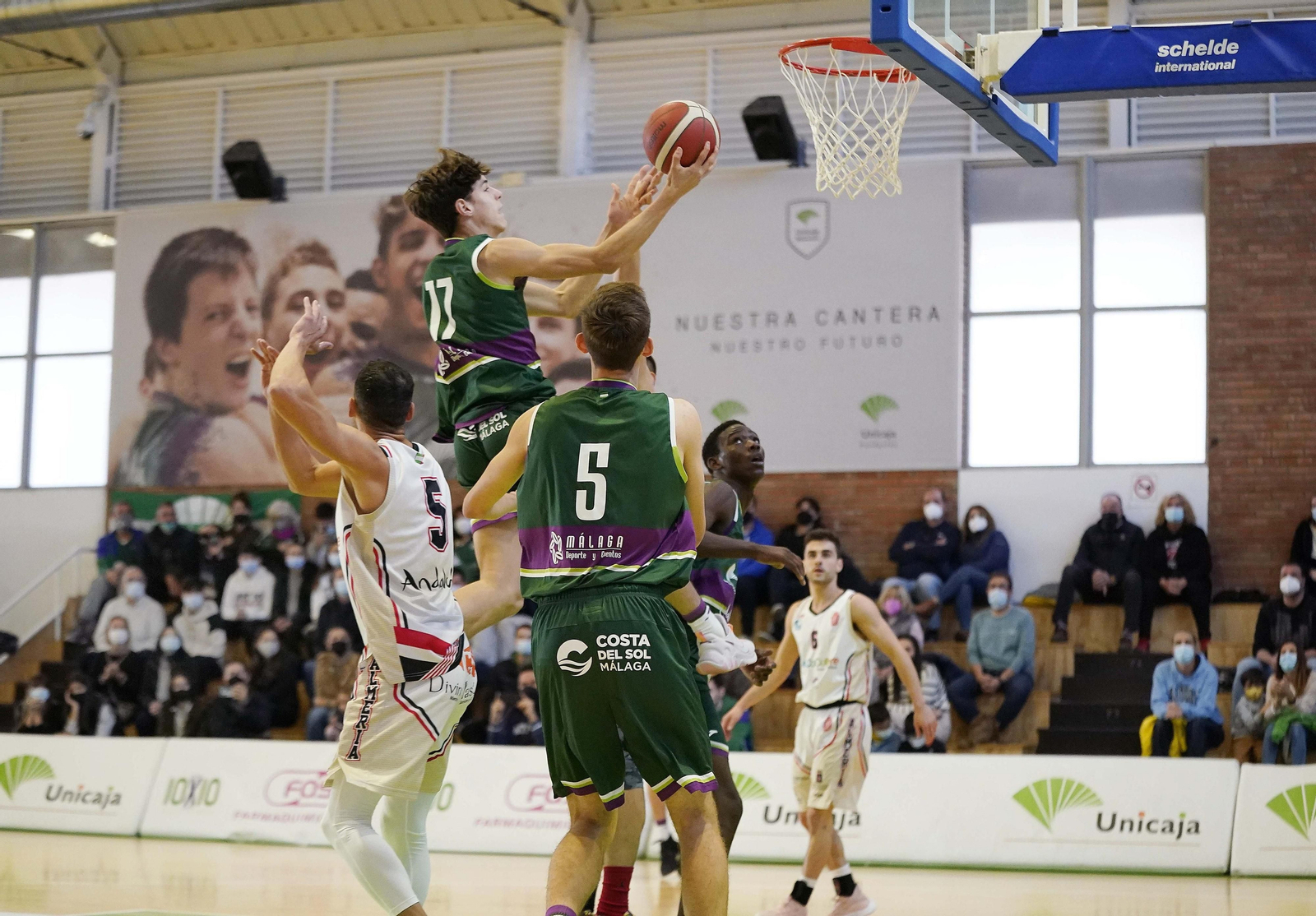 Mario Saint-Supéry ataca el aro en un partido del Unicaja de Liga EBA.