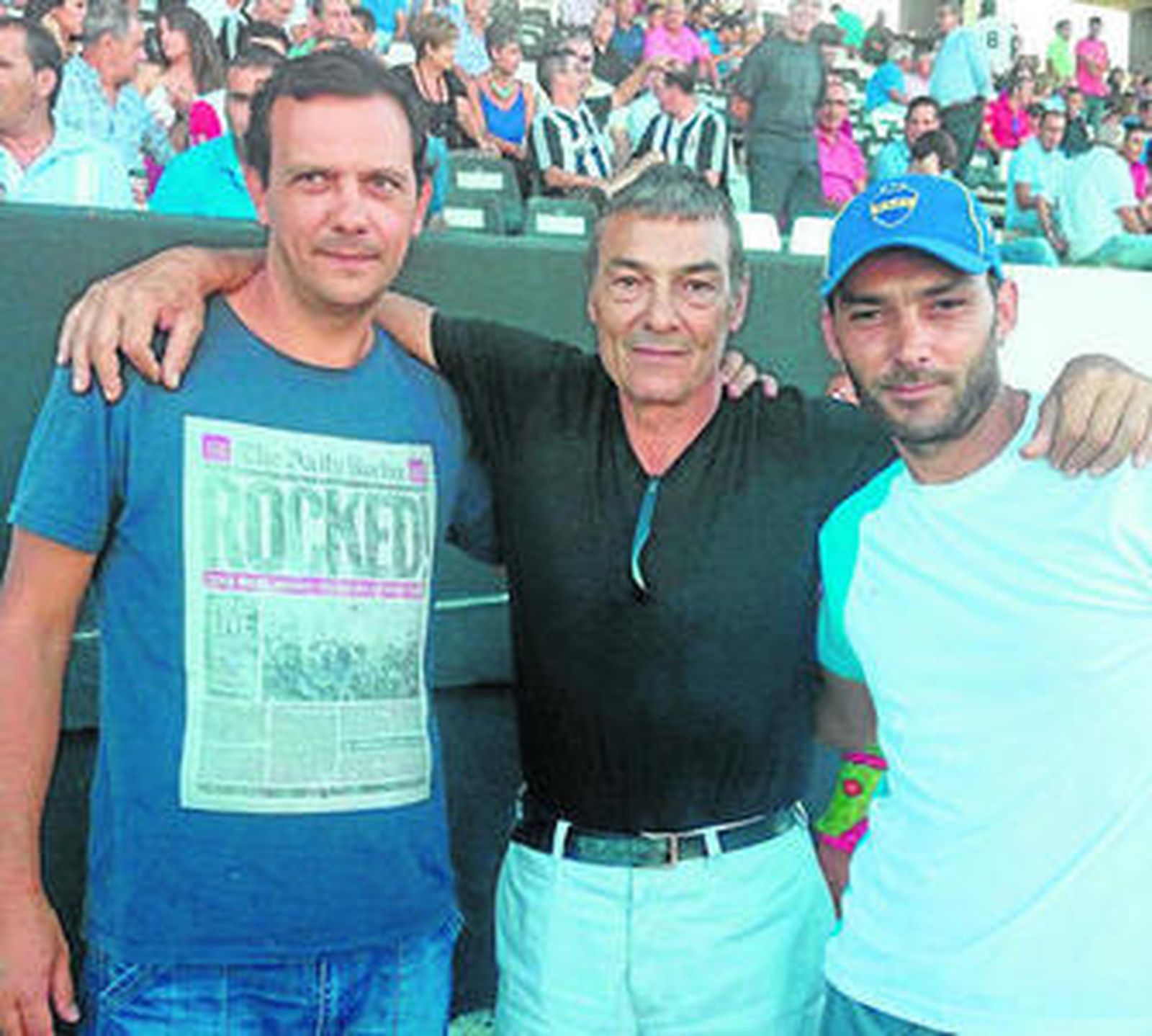 Caro, en el centro, junto a sus dos hijos, que le acompañaron en su regreso al Municipal después de treinta años.