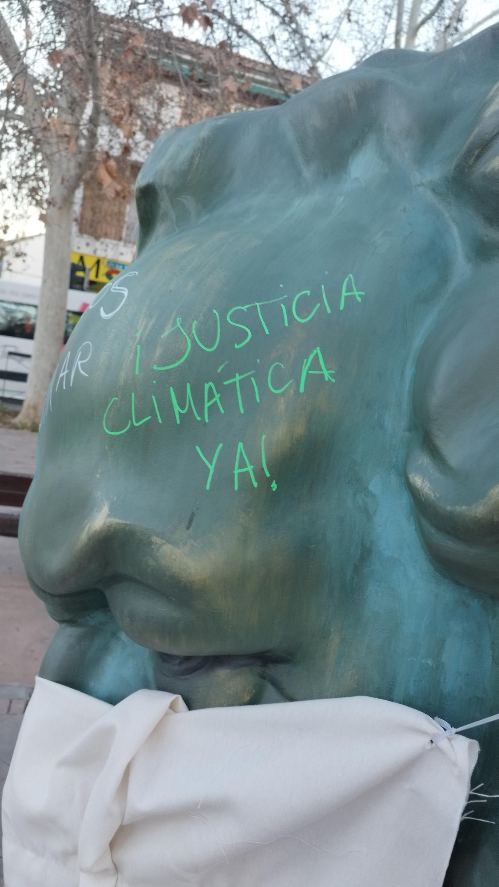 Las imágenes de las pintadas a los bustos de los Premios Goya de Granada