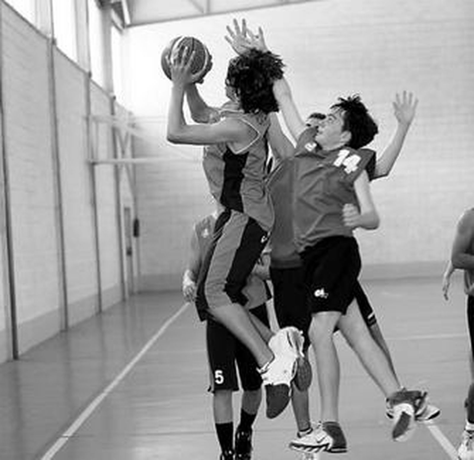 Josu Remesal lucha por el rebote con una contrario.