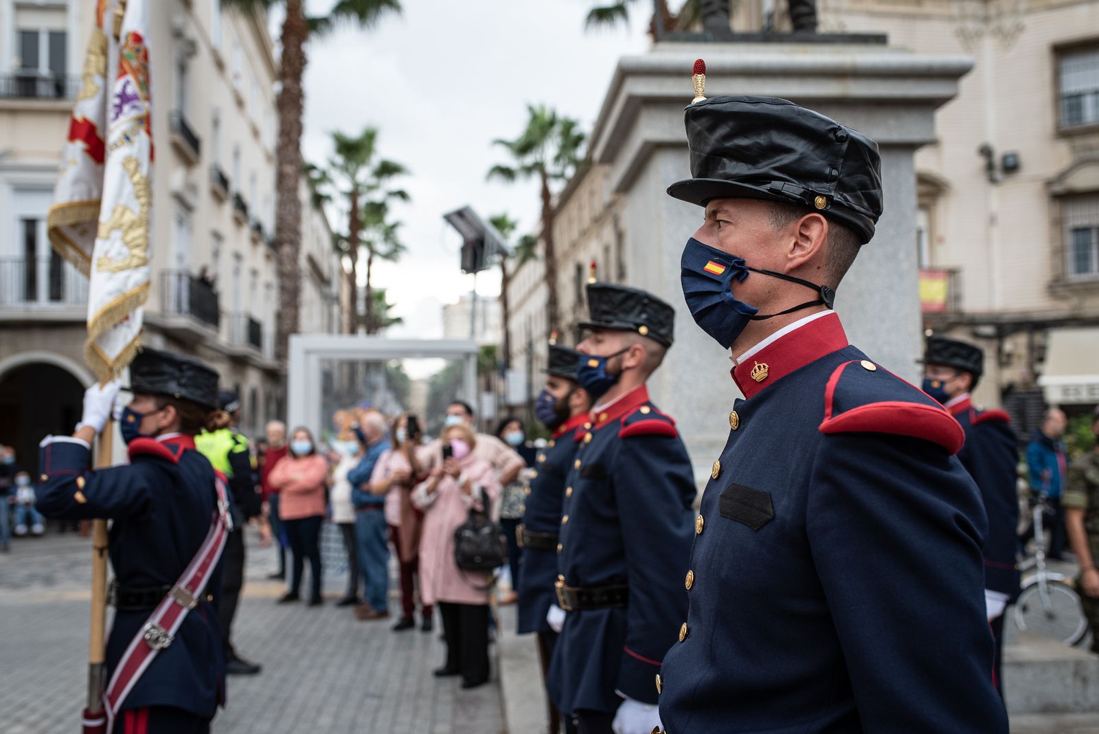Imágenes del desfile de la Guardia Real por el centro de Huelva