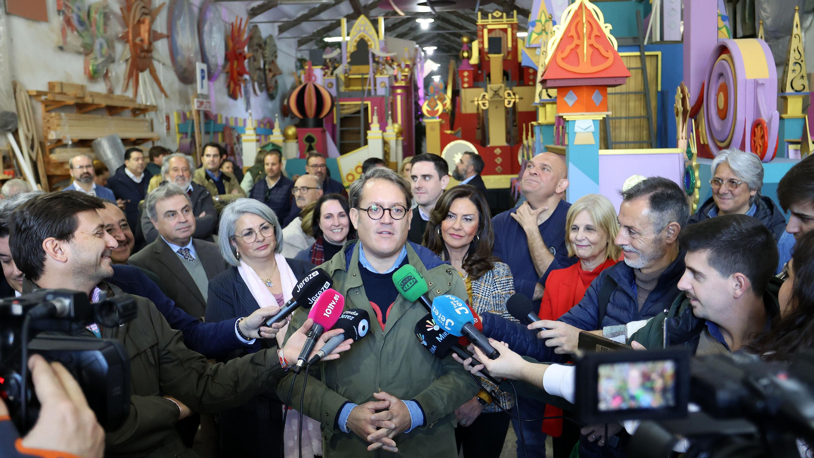 Los Reyes Magos visitan sus carrozas en el taller de Fiestas de Jerez