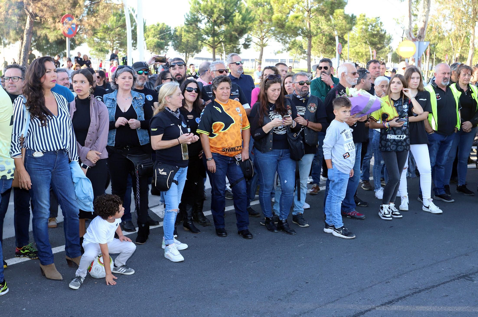 Imágenes del monumento a Súper Hugo en la rotonda frente al Nuevo Colombino