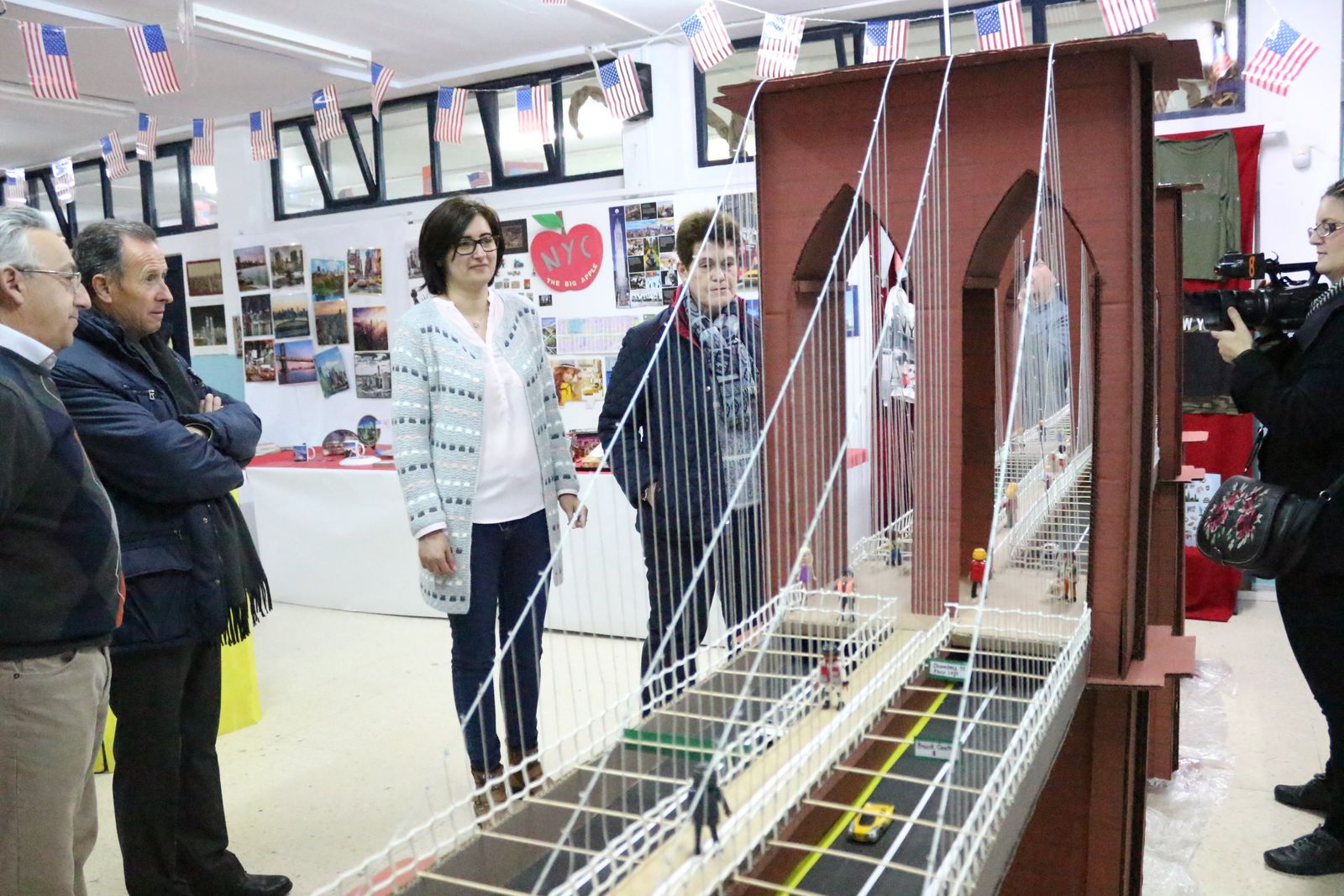 Una maqueta del puente de Brooklyn forma parte de la exposición.