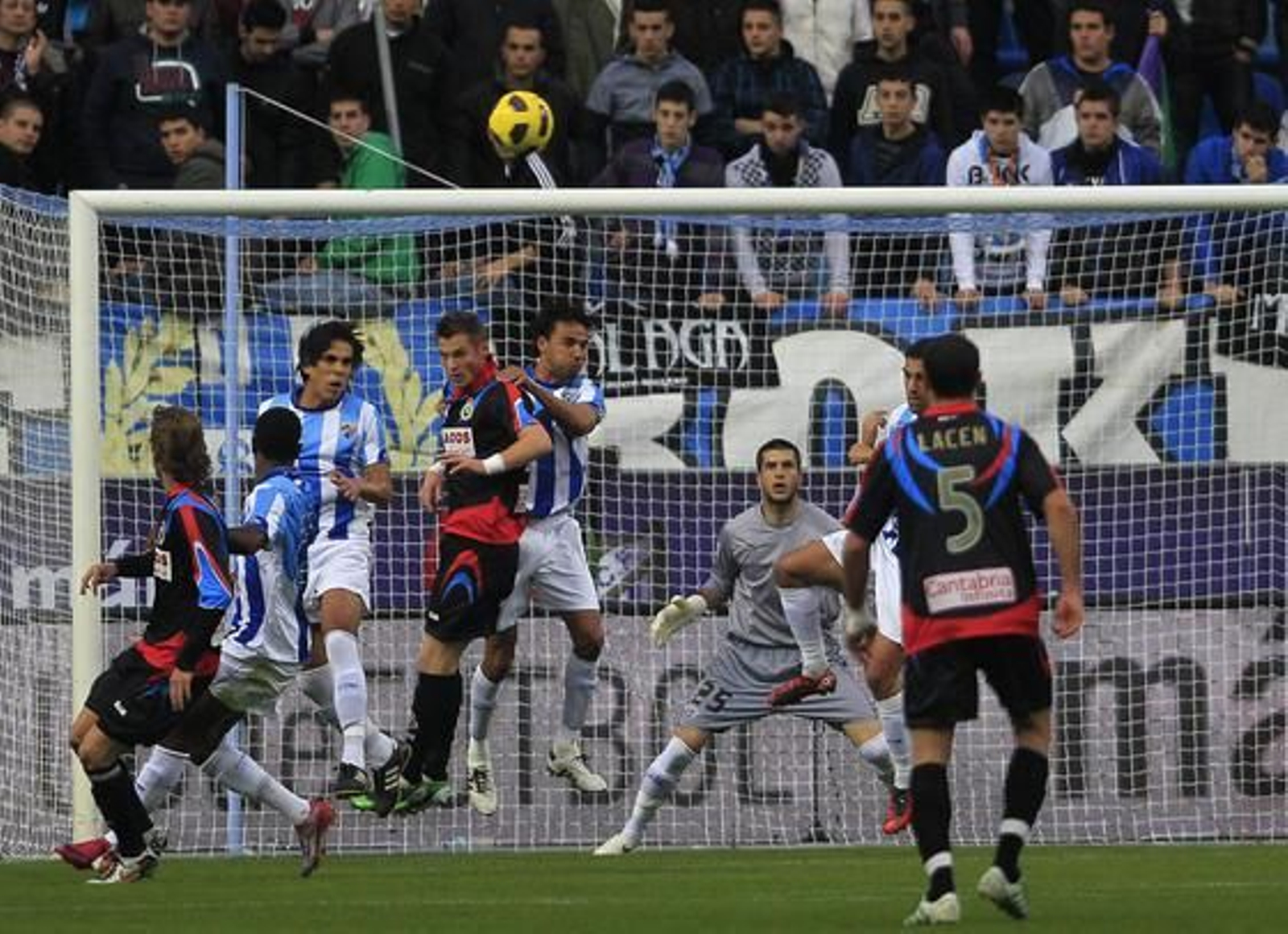El Málaga recobra el pulso después de golear en casa 4-1 al Racing de Santander. / Sergio Camacho