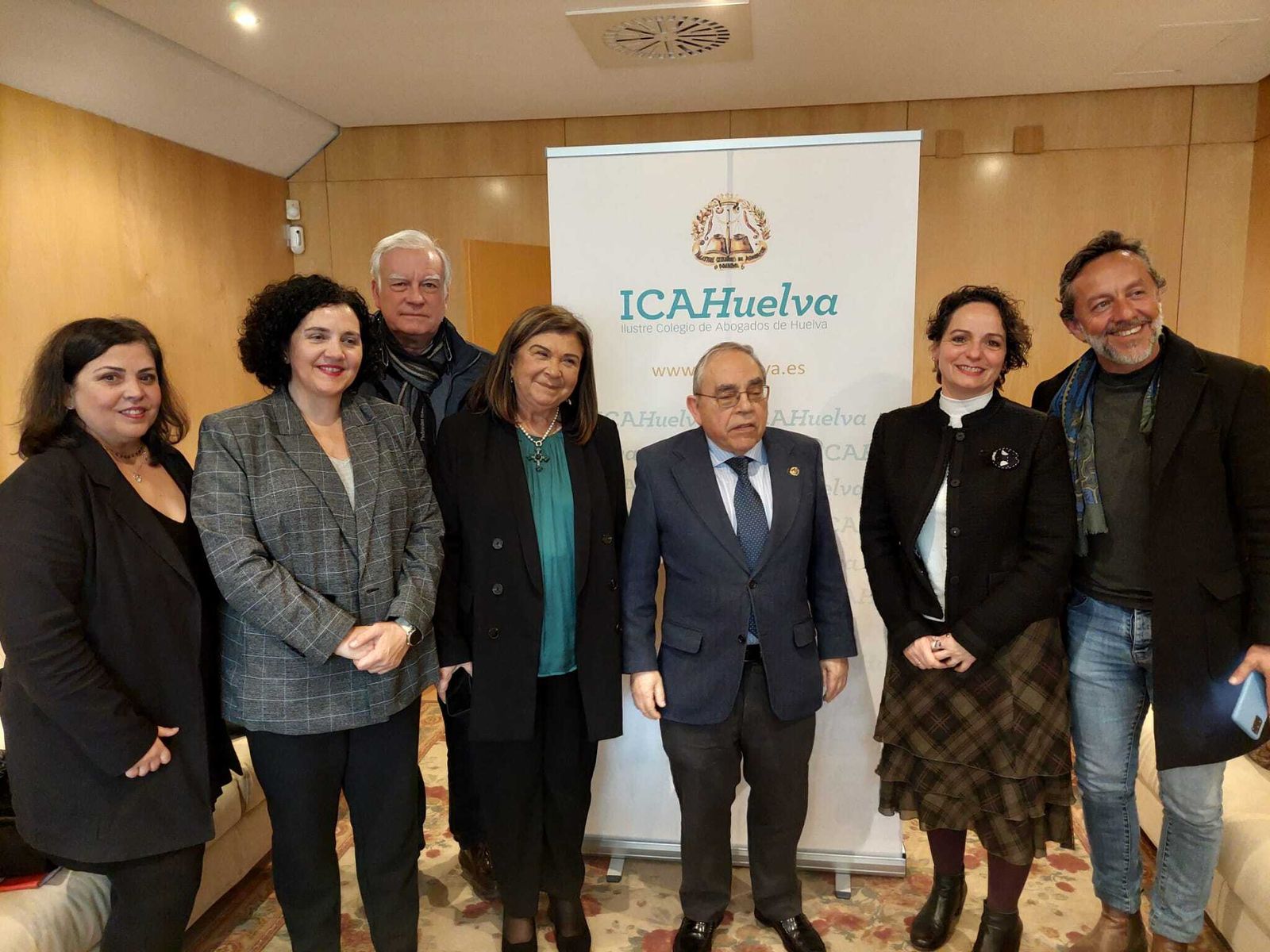 La delegada de Justicia durante su visita al centro de mediación del Colegio de Abogada de Huelva.