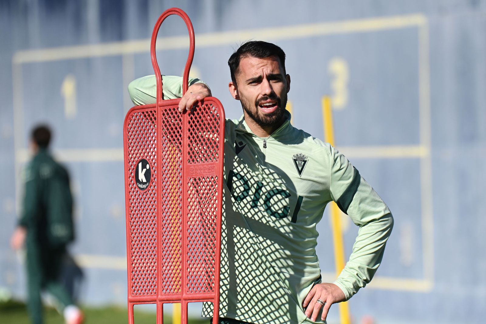 Suso se apoya en una barrera portátil en El Rosal.