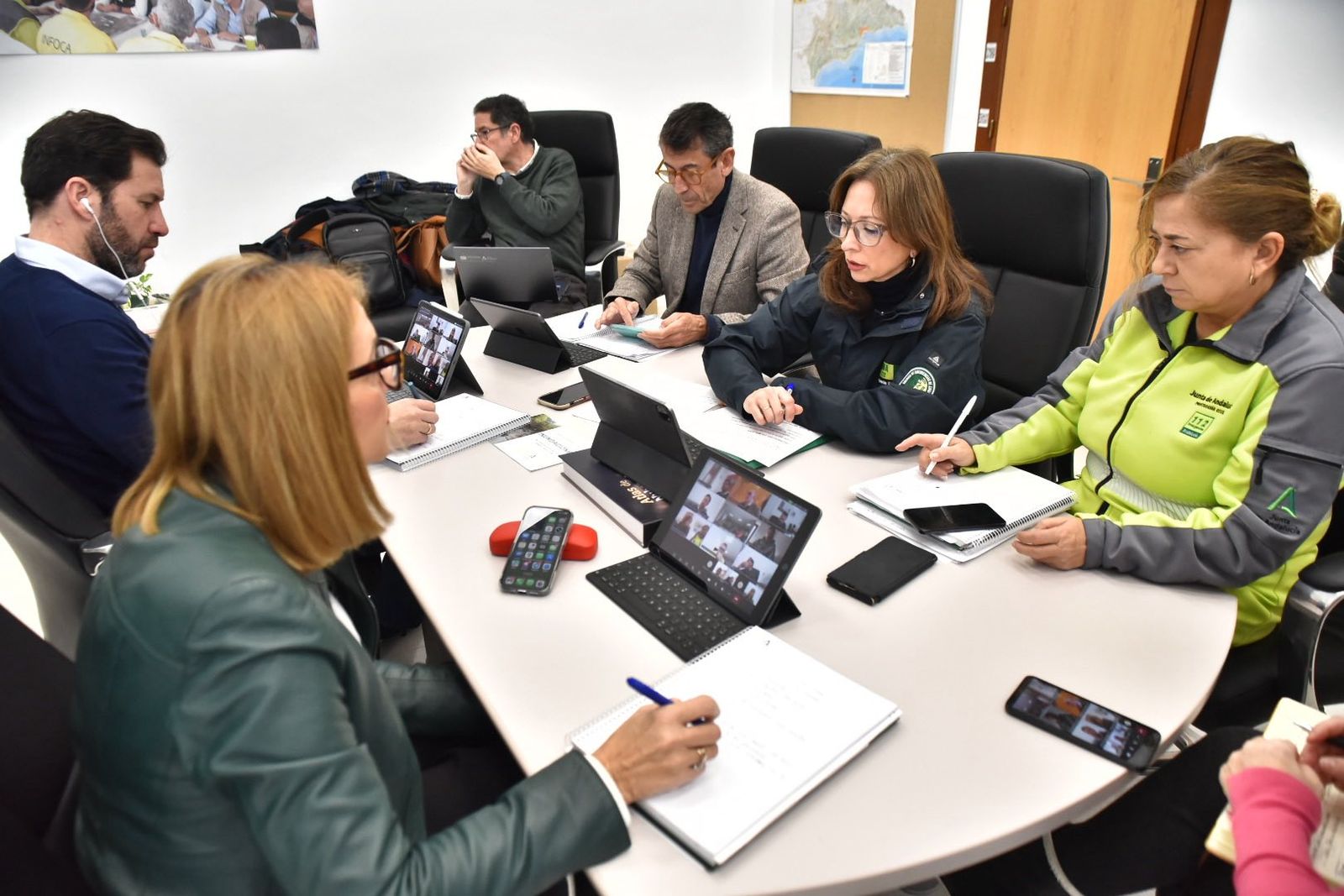 Reunión entre responsables en el Puesto de Mando Avanzado (PMA) de Casares