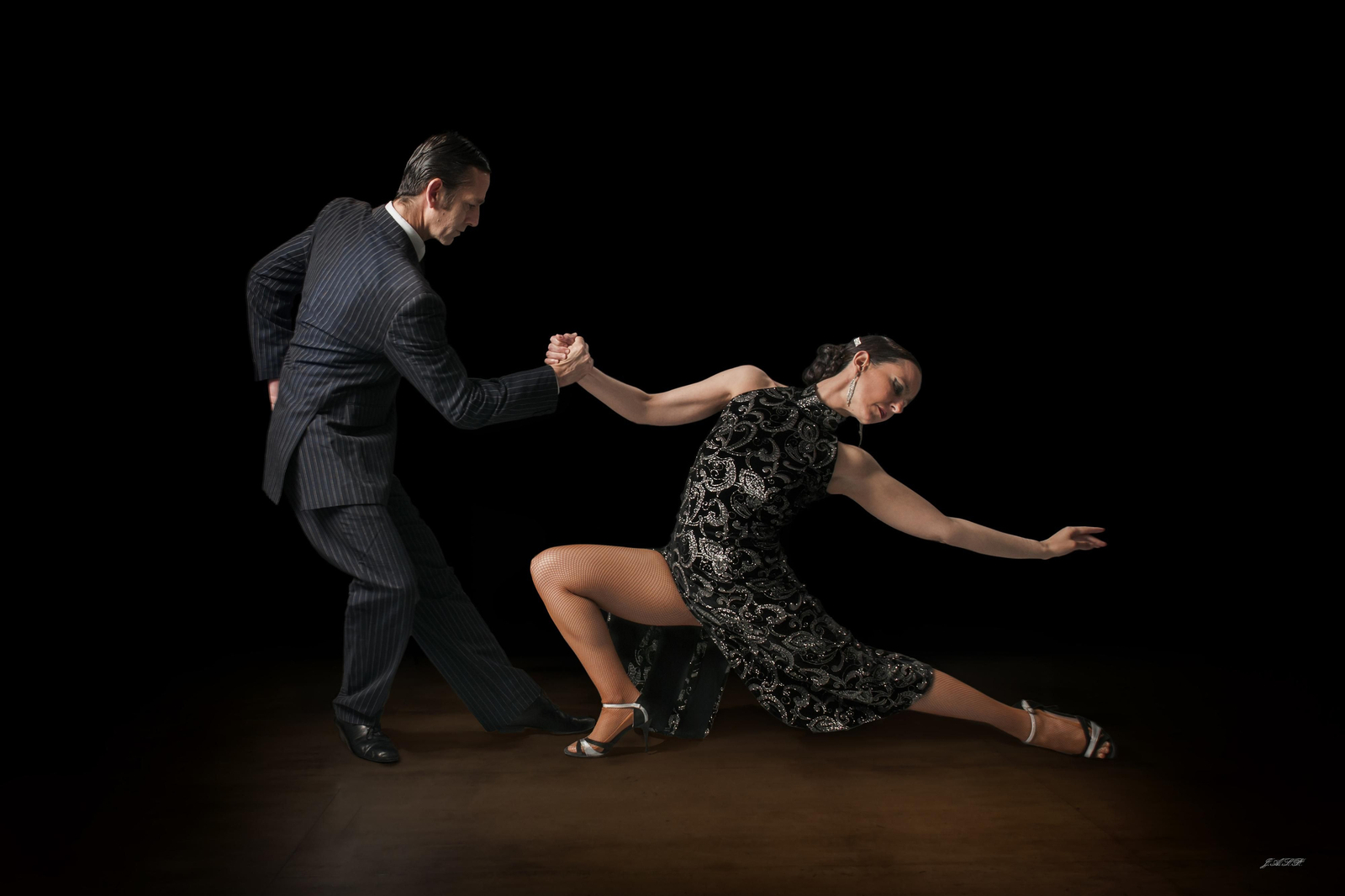 Alberto Sahagún y Cristina del Castillo bailan un tango en una imagen promocional.