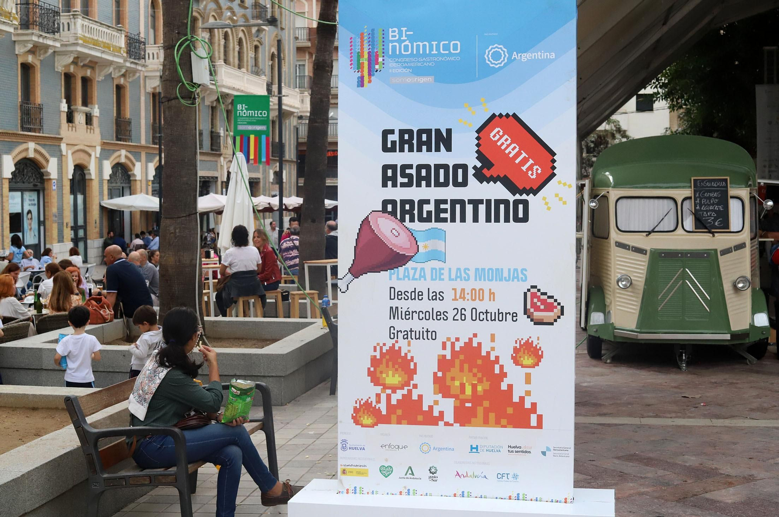 Imágenes de la apertura del Festival de Food Trucks de Binómico en la Plaza de las Monjas
