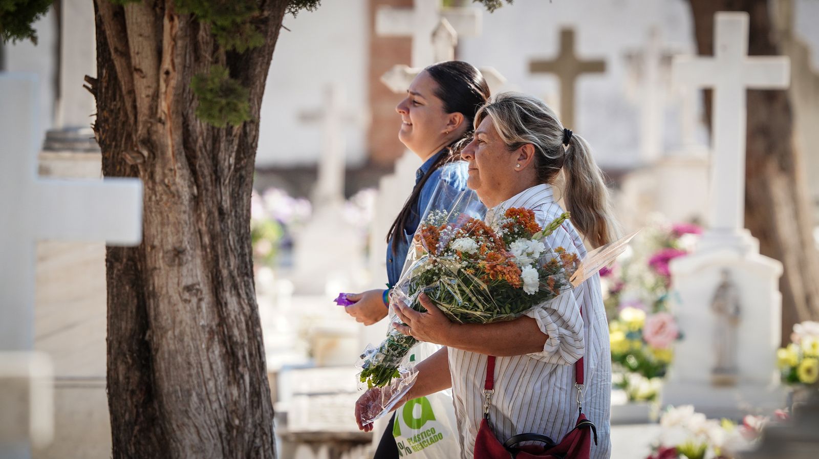 Día de recuerdo y emociones en el cementerio de Jerez