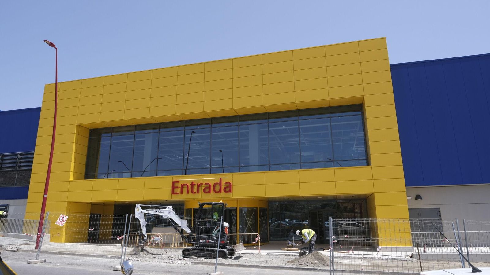 Letrero de “Entrada” en el acceso principal al establecimiento.