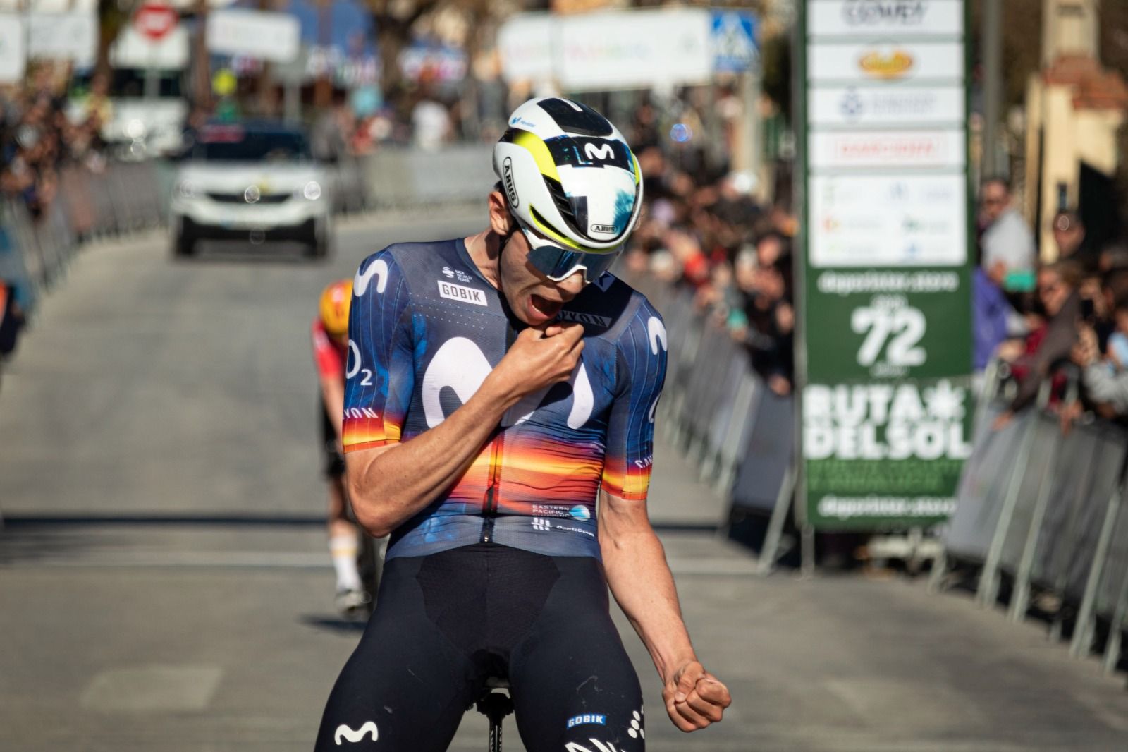 Iván Romeo celebra su triunfo al cruzar la meta en la segunda etapa de la Vuelta Andalucía - Ruta del Sol que se celebró en Otura.