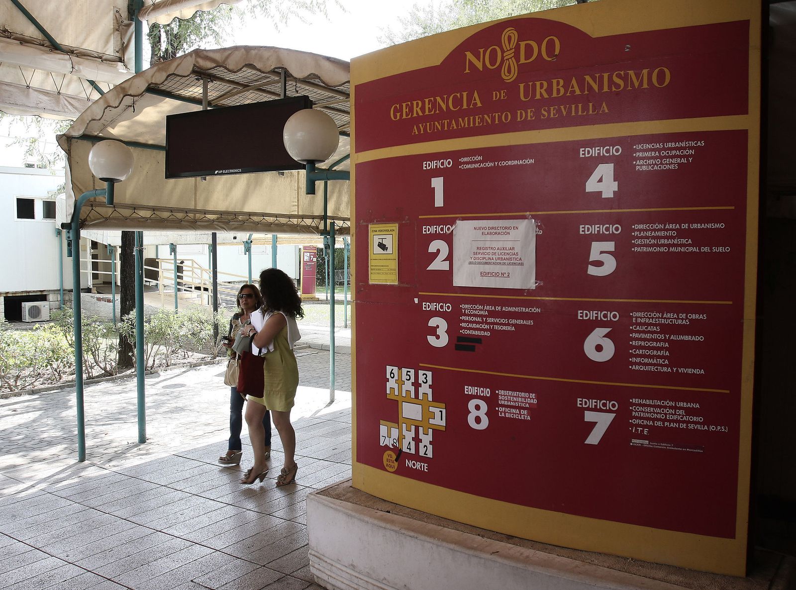 Dos mujeres en la sede de la Gerencia de Urbanismo, en la Cartuja.