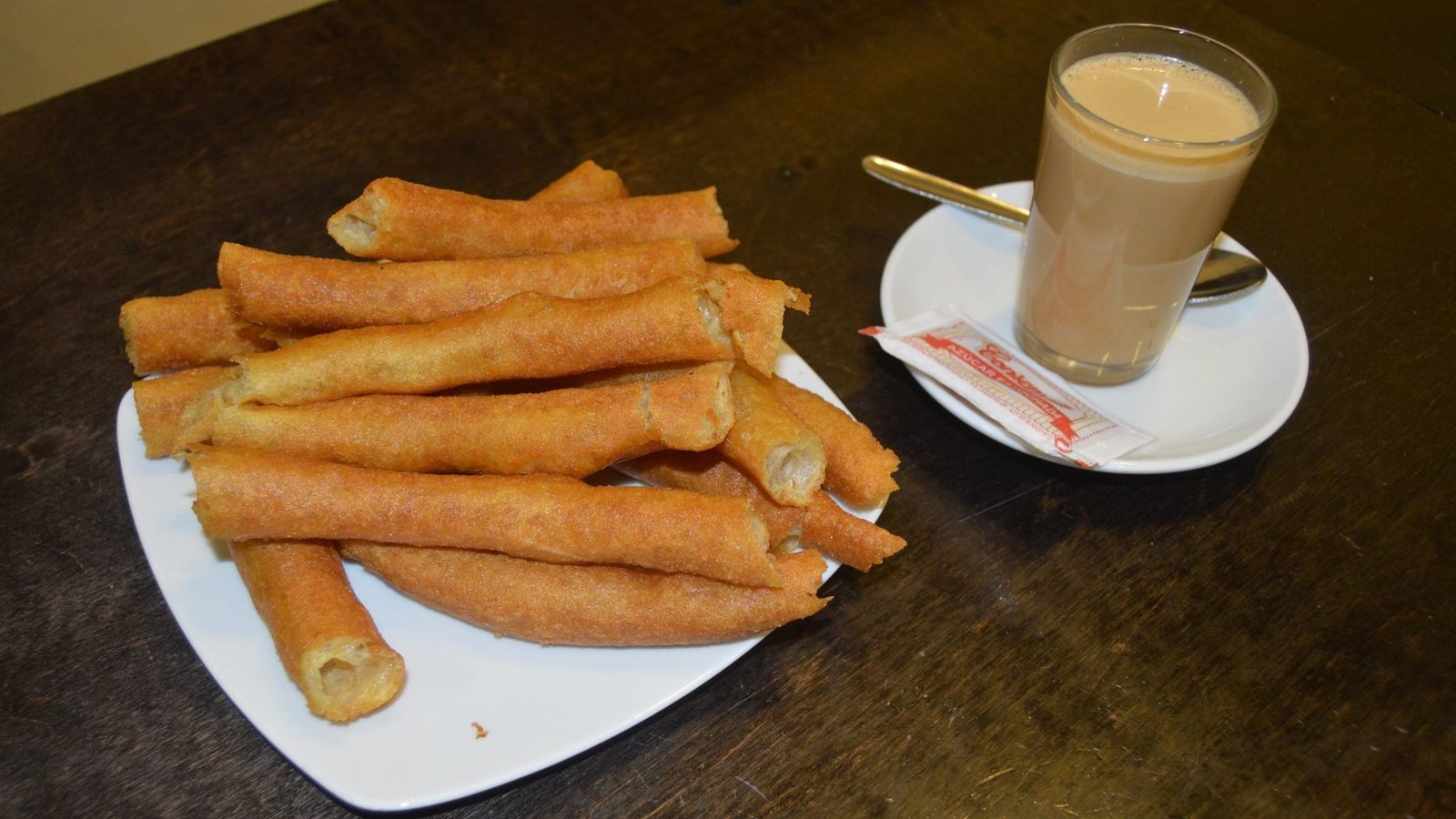 Café y churros en la Cafetería De la Rosa
