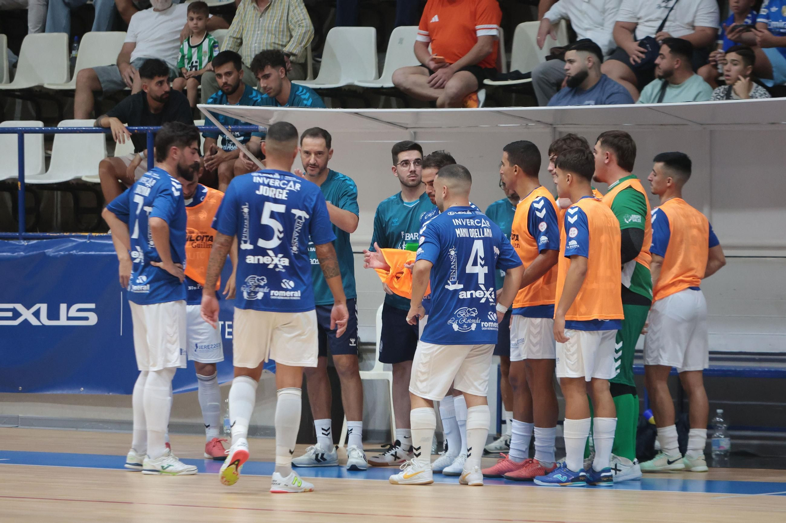 Imágenes del encuentro Xerez Toyota-Alchoyano en el Polideportivo Ruiz-Mateos de Jerez