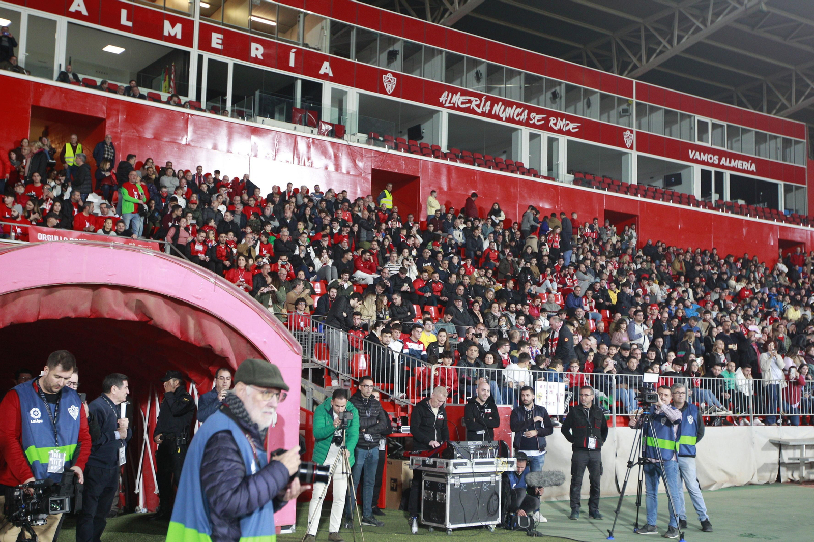 Imágenes del partido homenaje al 'eterno' capitán de la U.D. Almería, José Ortiz