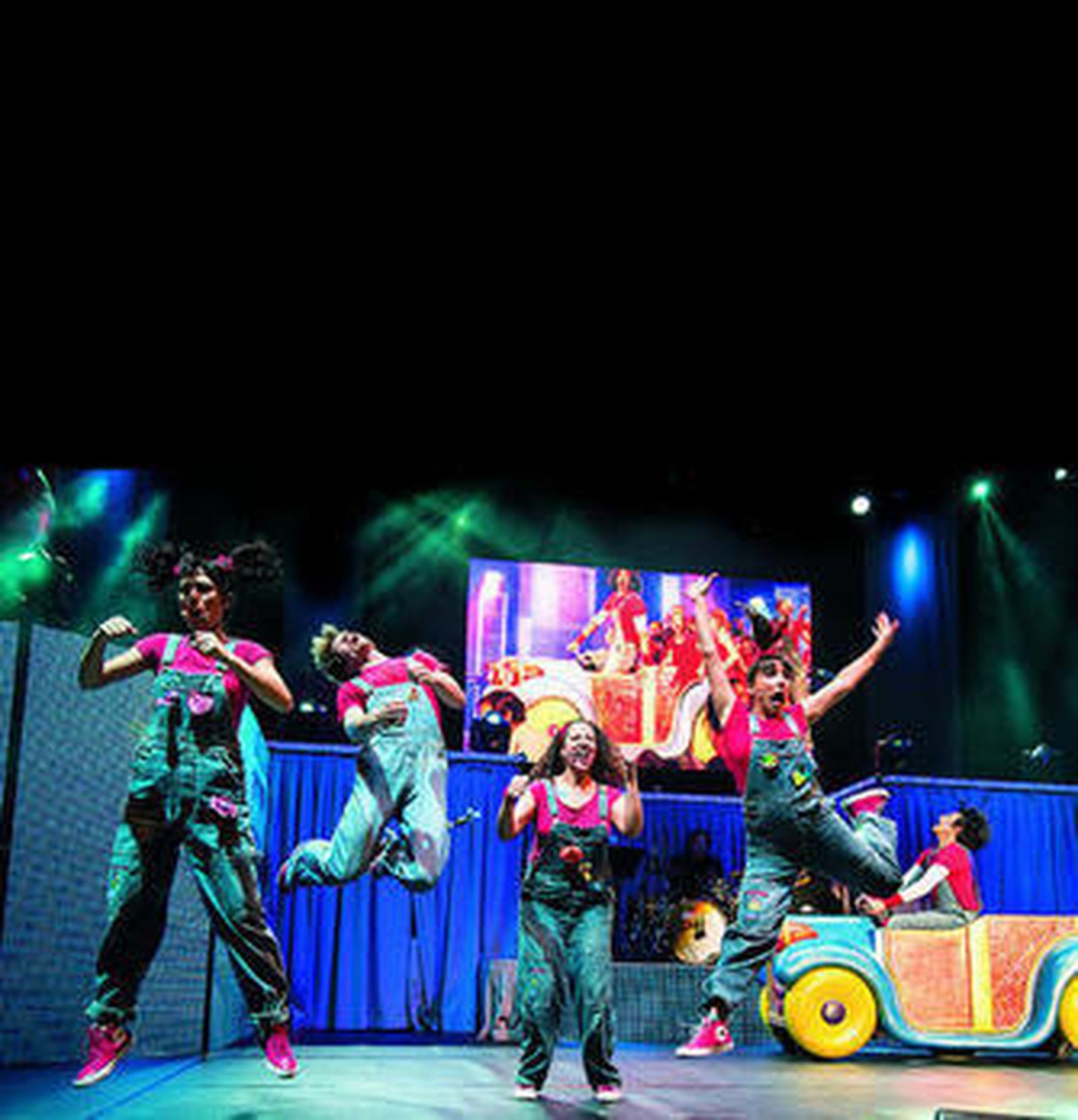 Algunos de los personajes de Cantajuegos durante una de sus actuaciones.