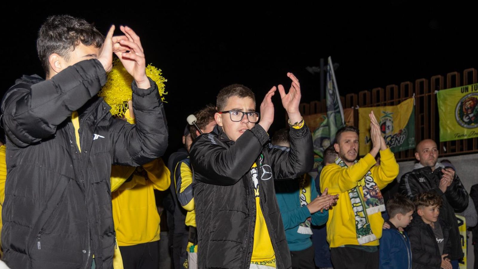 En imágenes: la Marea Amarilla alienta al Jaén Paraíso Interior FS antes de poner rumbo a la Copa de España