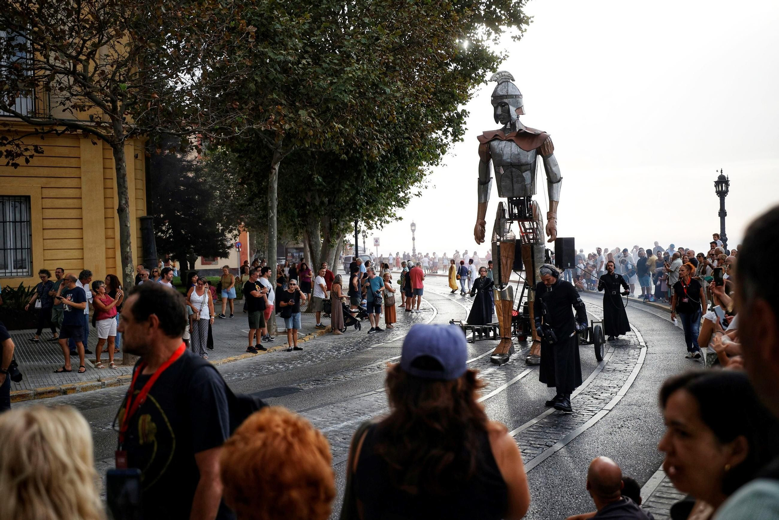Las imágenes de Gades Romana 2025: la comitiva y el espectáculo inaugural en Cádiz
