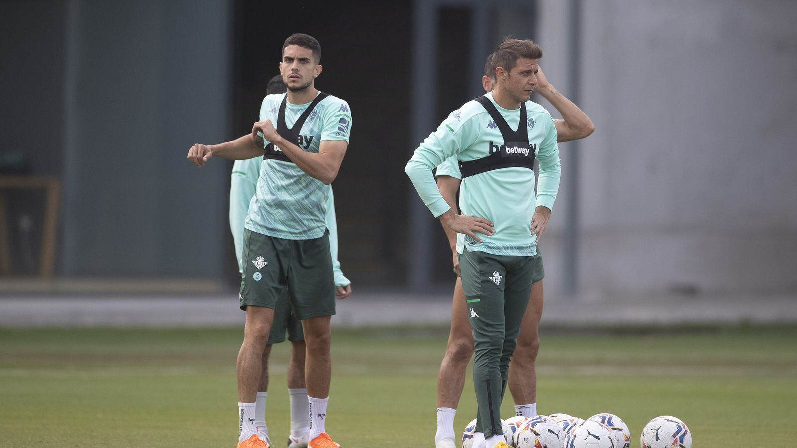 Bartra junto a Joaquín en un entrenamiento.