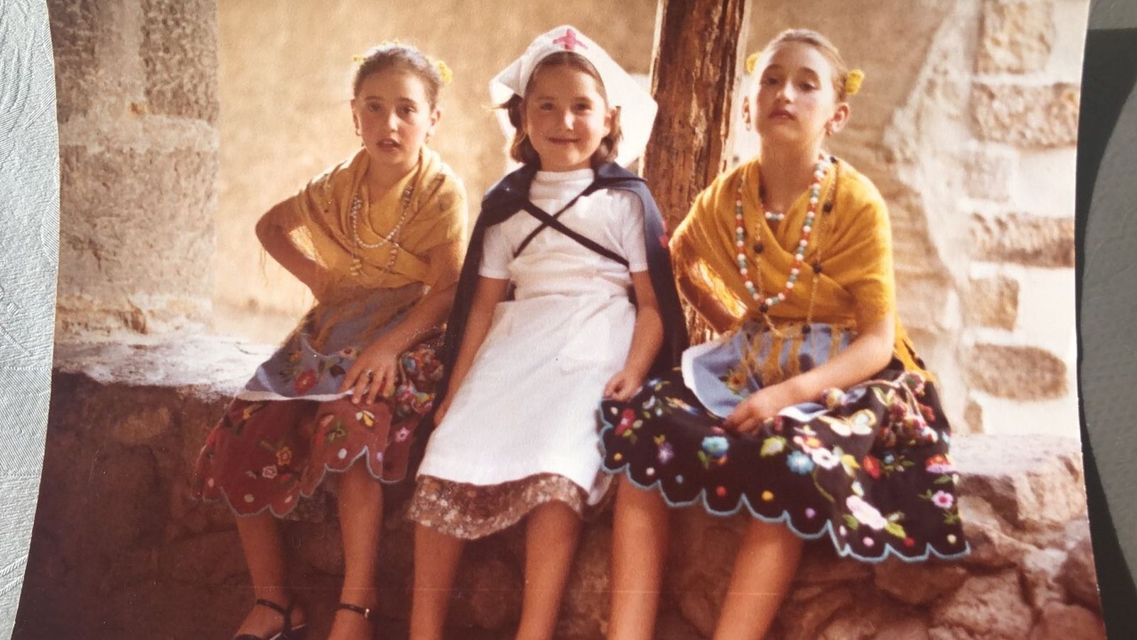 Virginia Díaz, en el centro, cuando era niña