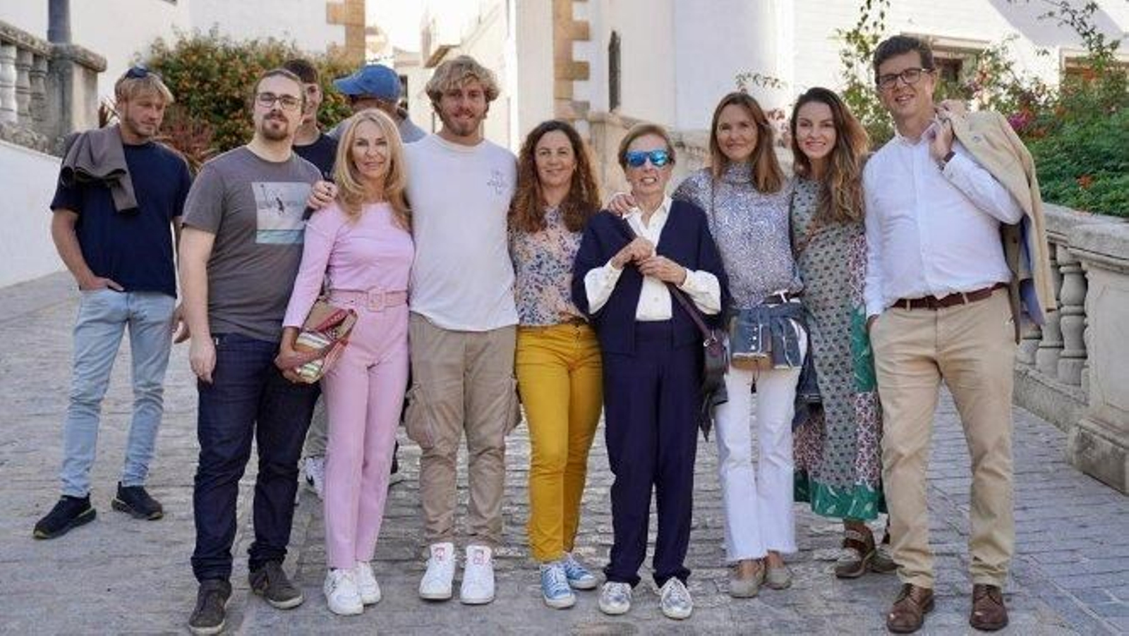 La anfitriona Pepita Linares con sus hijos María José, María del Mar, Rocío, Jesús, Sonsoles Martínez Linares, Pablo Parejo, Manuel Barahona, María José Martínez, Ignacio Parejo, Rocío Martínez, María del Mar Martínez, Sonsoles Martínez y Jesús Martínez.