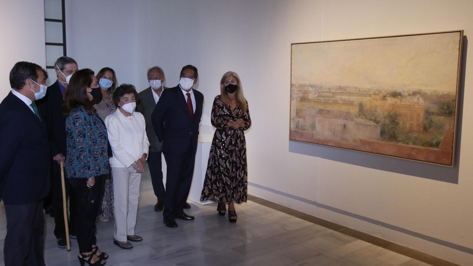 La artista, el comisario y las autoridades contemplan su óleo 'Sanlúcar de Barrameda'.