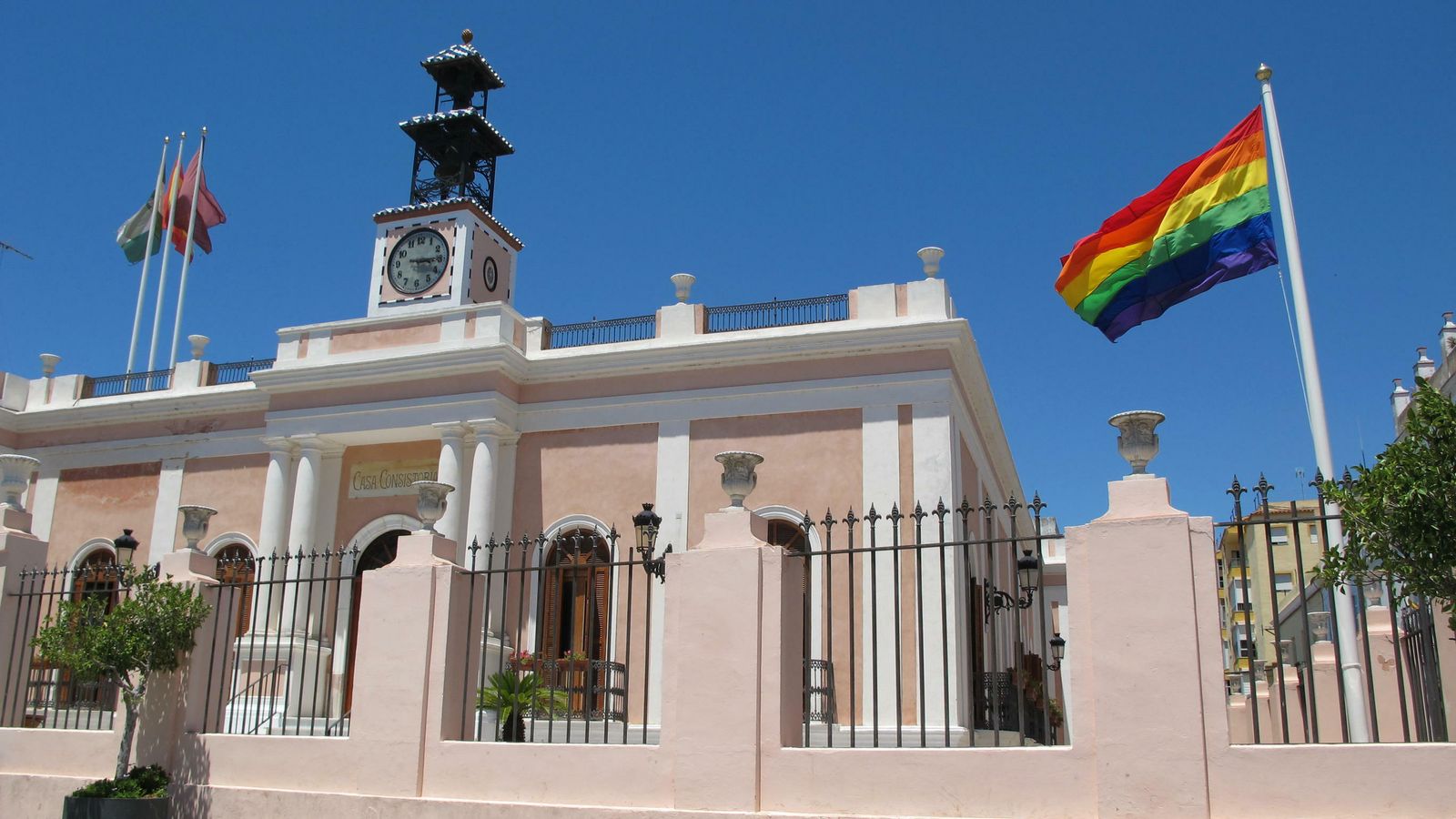 La bandera del orgullo también ondeará en el patio del Auntamiento