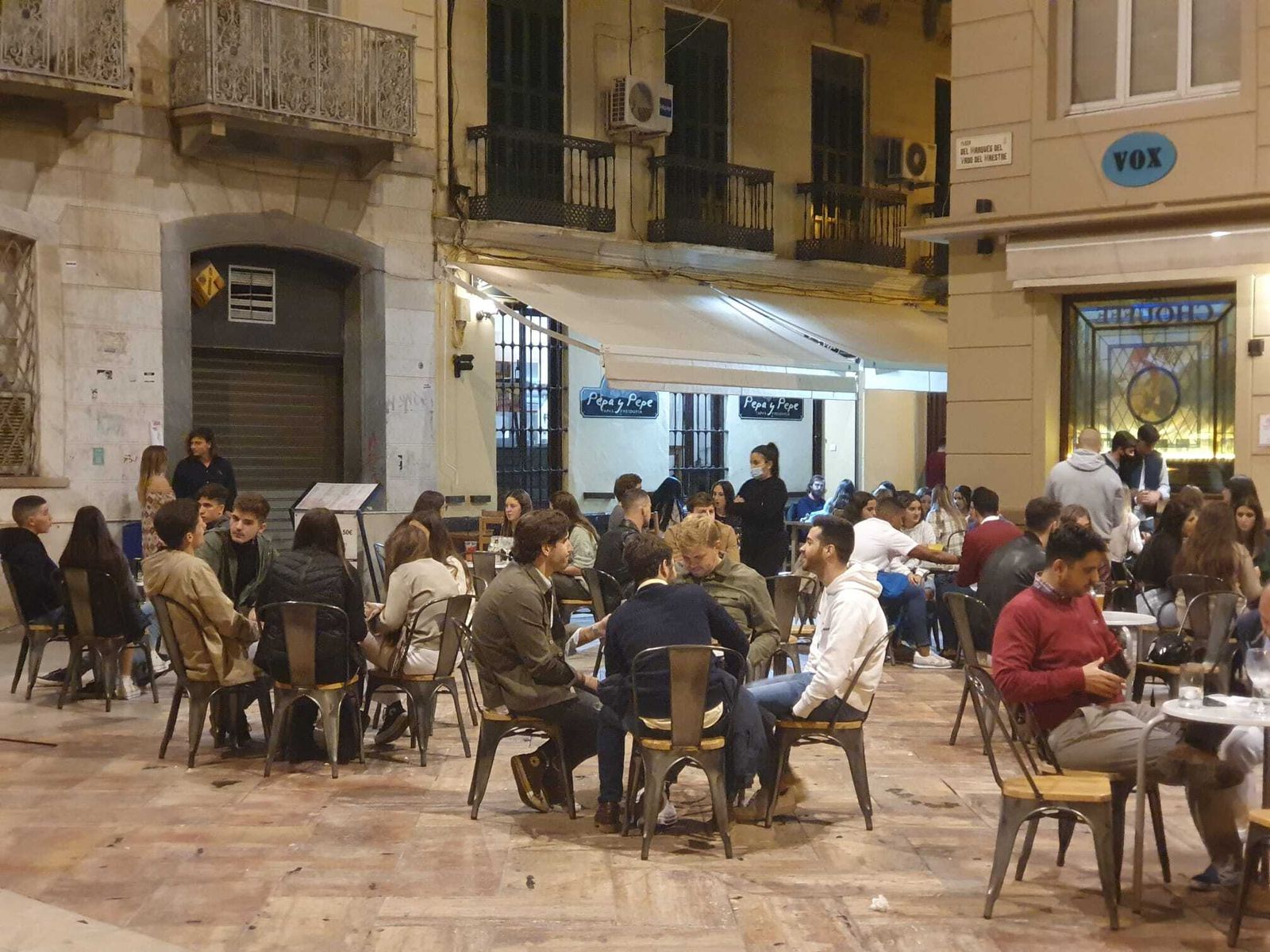 Fotos del 'lleno' en el Centro de Málaga, que apura el toque de queda