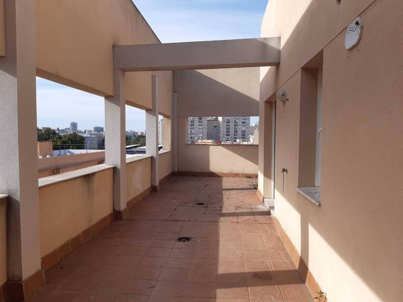 Una de las terrazas de uno de los áticos a la venta. Una de las terrazas de uno de los áticos a la venta.