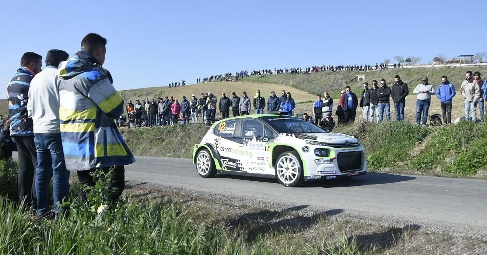 Aficionados siguen uno de los tramos del último Rallye Sierra Morena.
